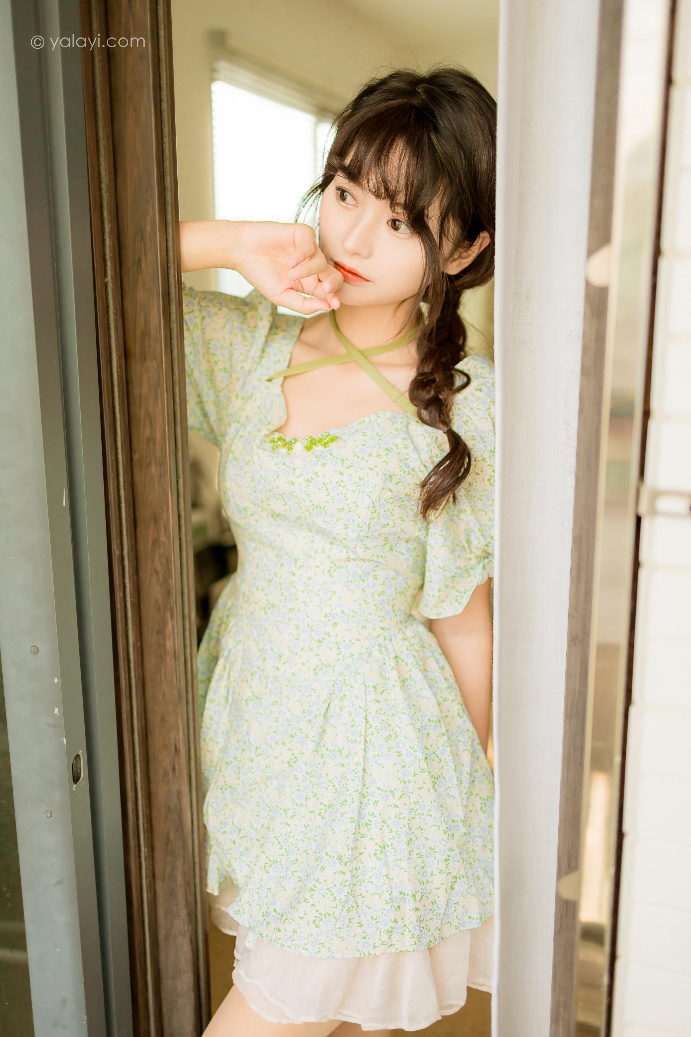 [YALAYI雅拉伊]2022.08.15 花之香 小亭 淡绿色连衣裙加肉丝美腿清纯写真集第11张