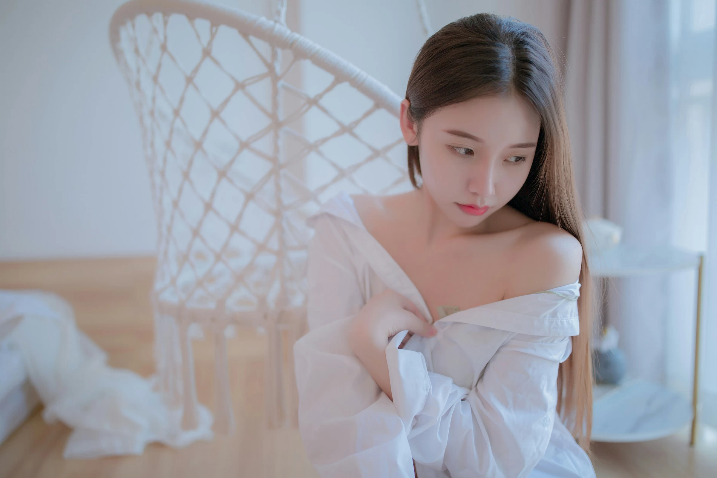 [YALAYI雅拉伊]NO.725 《空房》 秦语 白色衬衫居家性感写真集第6张