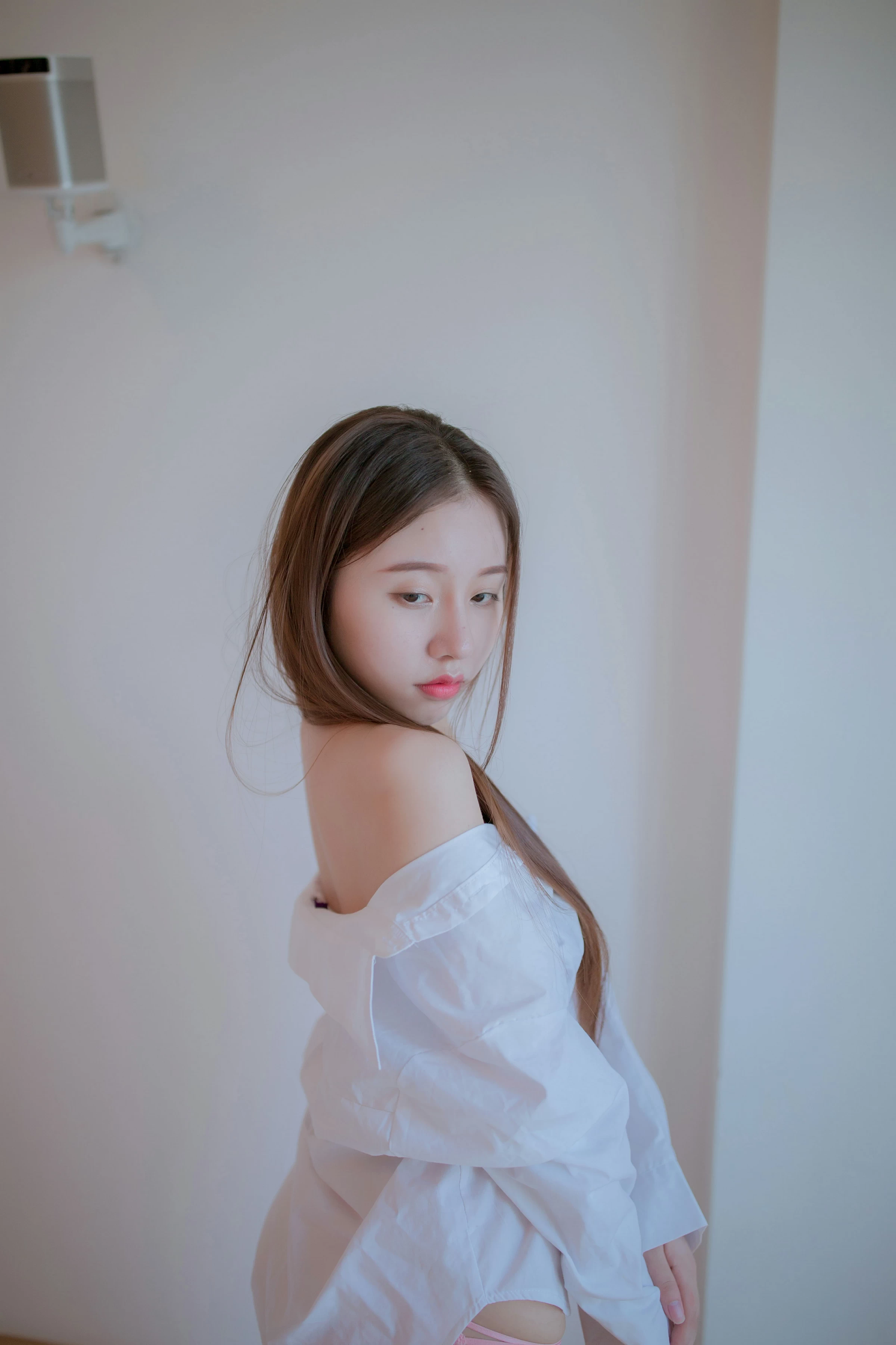 [YALAYI雅拉伊]NO.725 《空房》 秦语 白色衬衫居家性感写真集第10张