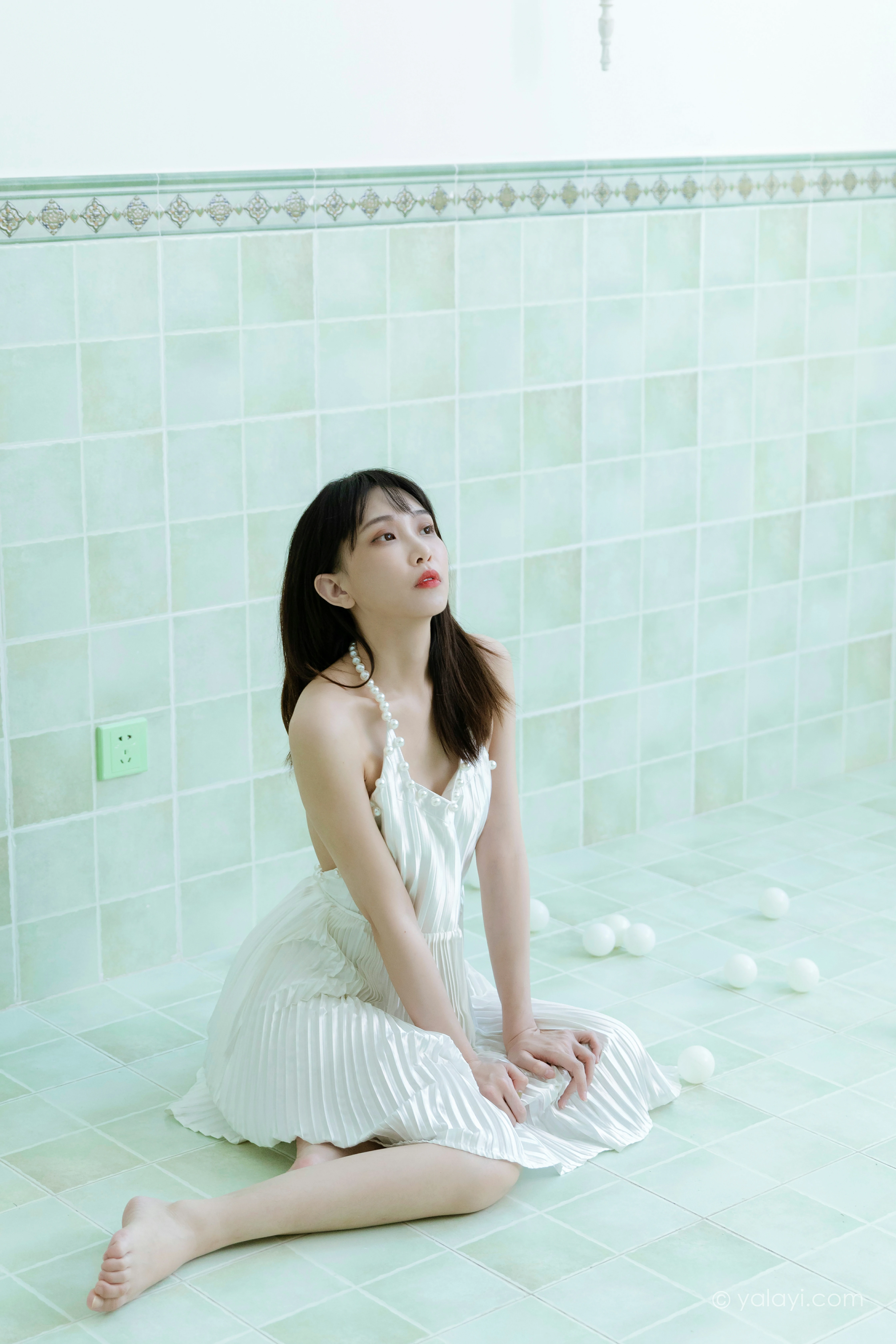 [YALAYI雅拉伊]NO.818 窗内窗外 妍妍 白色吊带裸背连衣裙性感写真集第6张