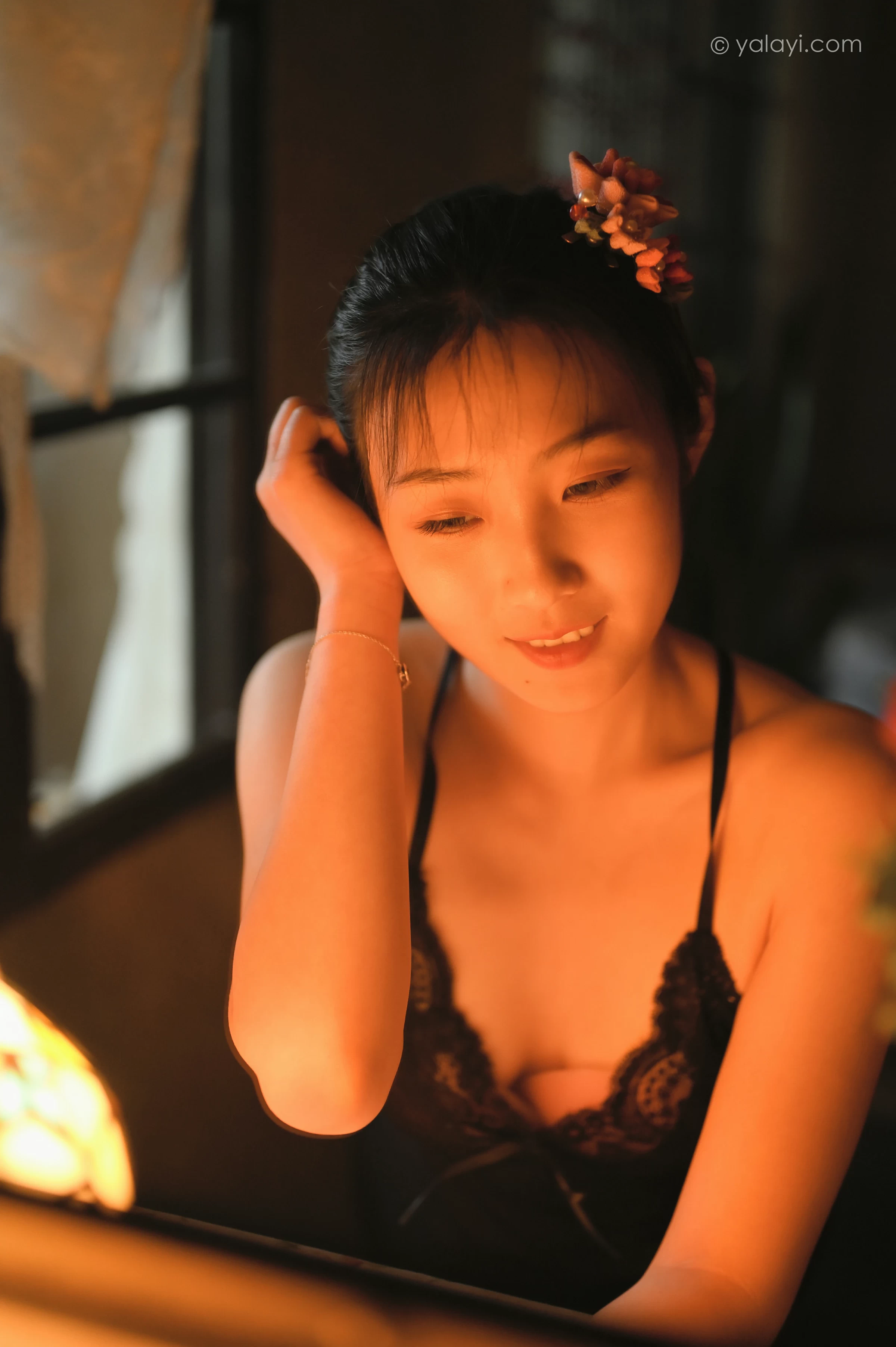[YALAYI雅拉伊]NO.673 《剪烛西窗》 沈伊 黑色吊带蕾丝睡衣裙性感私房写真集第2张