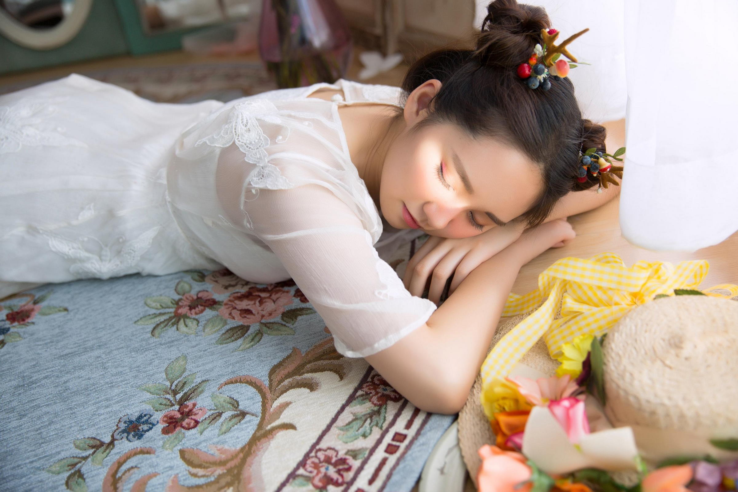 [YALAYI雅拉伊]2022.05.26 甜美少女 白色透视蕾丝连衣裙居家清纯写真集第11张