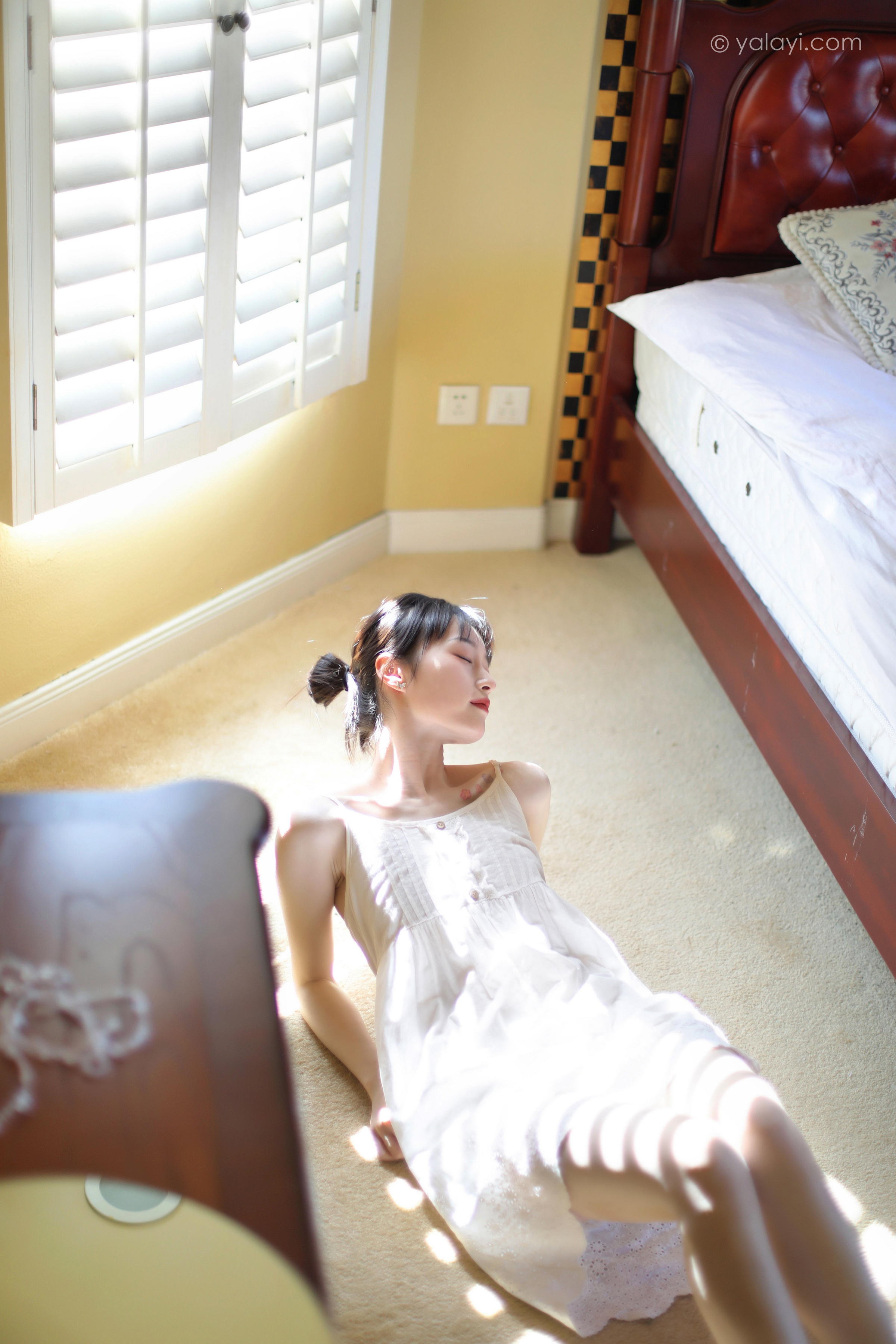 [YALAYI雅拉伊]2022.05.11 光影零乱 京京 白色吊带镂空连衣裙性感写真集第10张