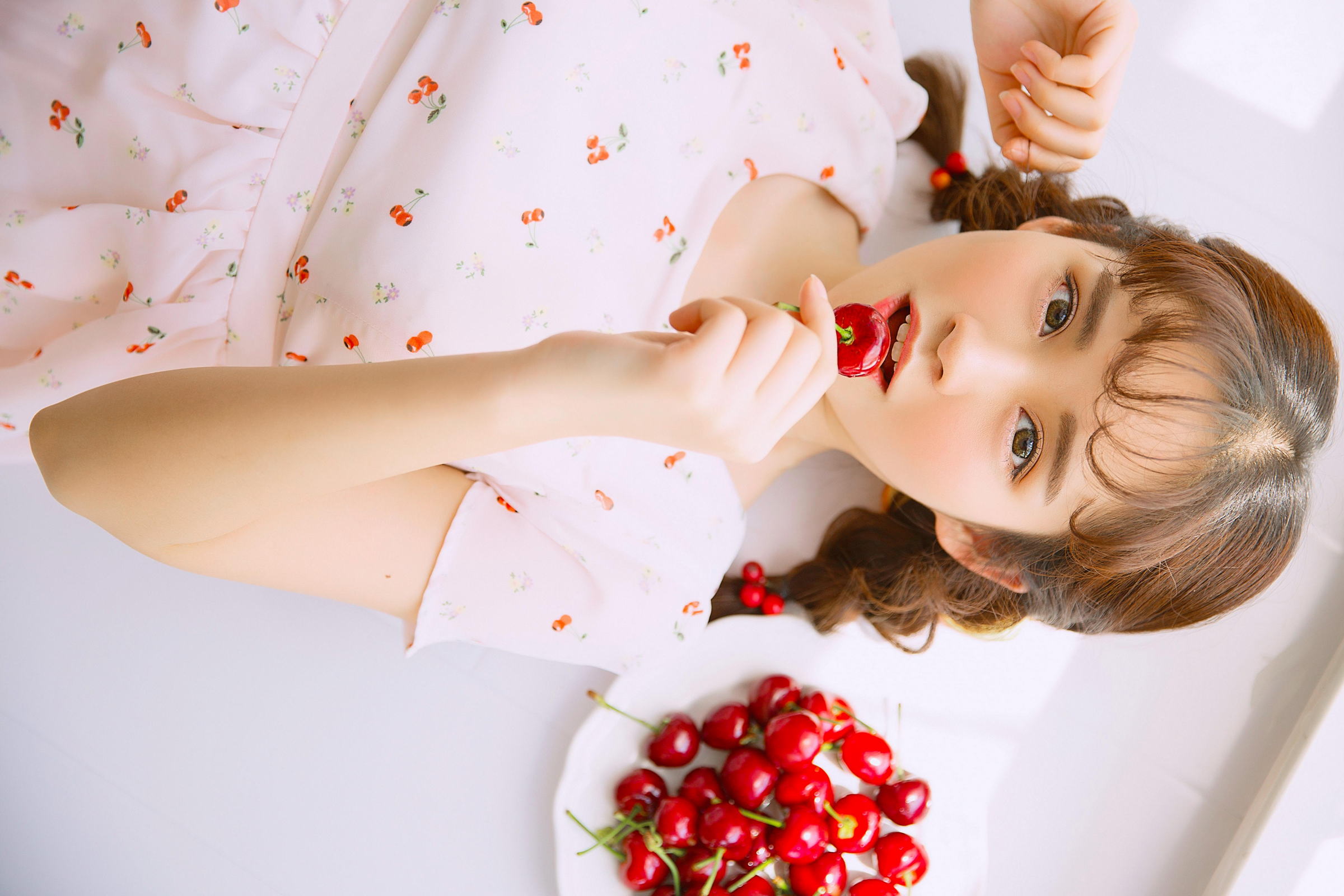 [YALAYI雅拉伊]2022.05.26 甜美少女 白色透视蕾丝连衣裙居家清纯写真集第7张