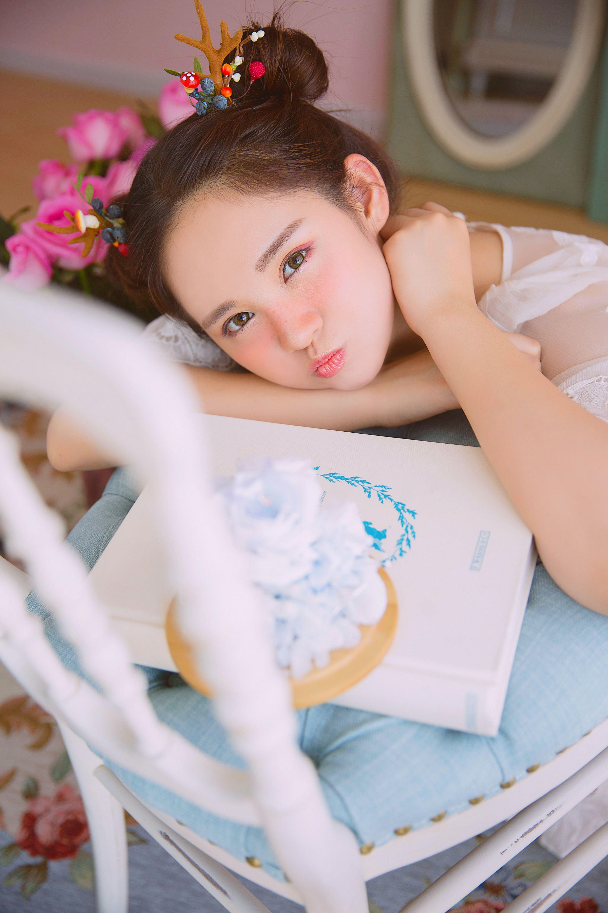 [YALAYI雅拉伊]2022.05.26 甜美少女 白色透视蕾丝连衣裙居家清纯写真集第9张