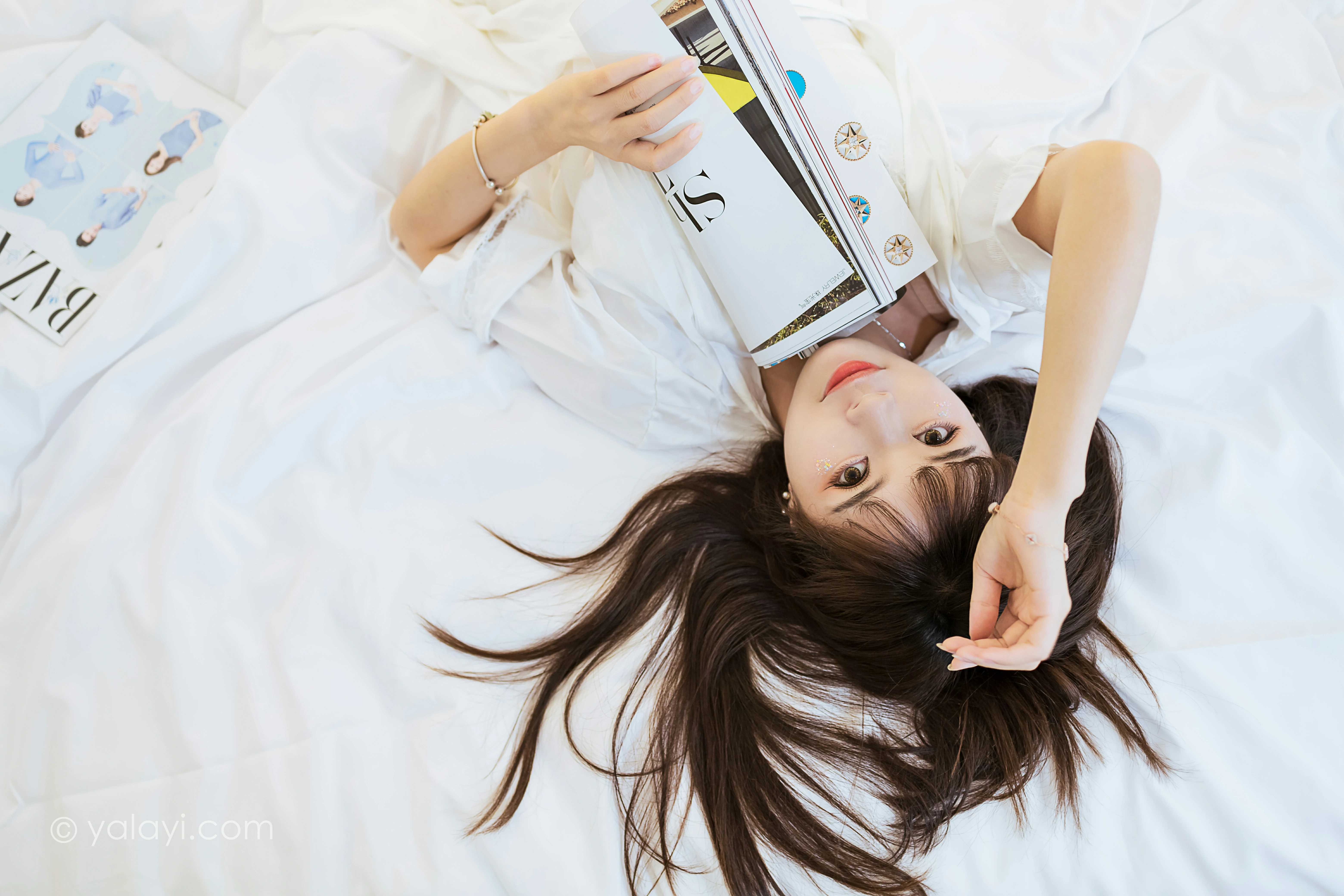 [YALAYI雅拉伊]NO.839 休闲的日子 程小蝶 白色睡衣加蕾丝内衣居家私房写真集第6张