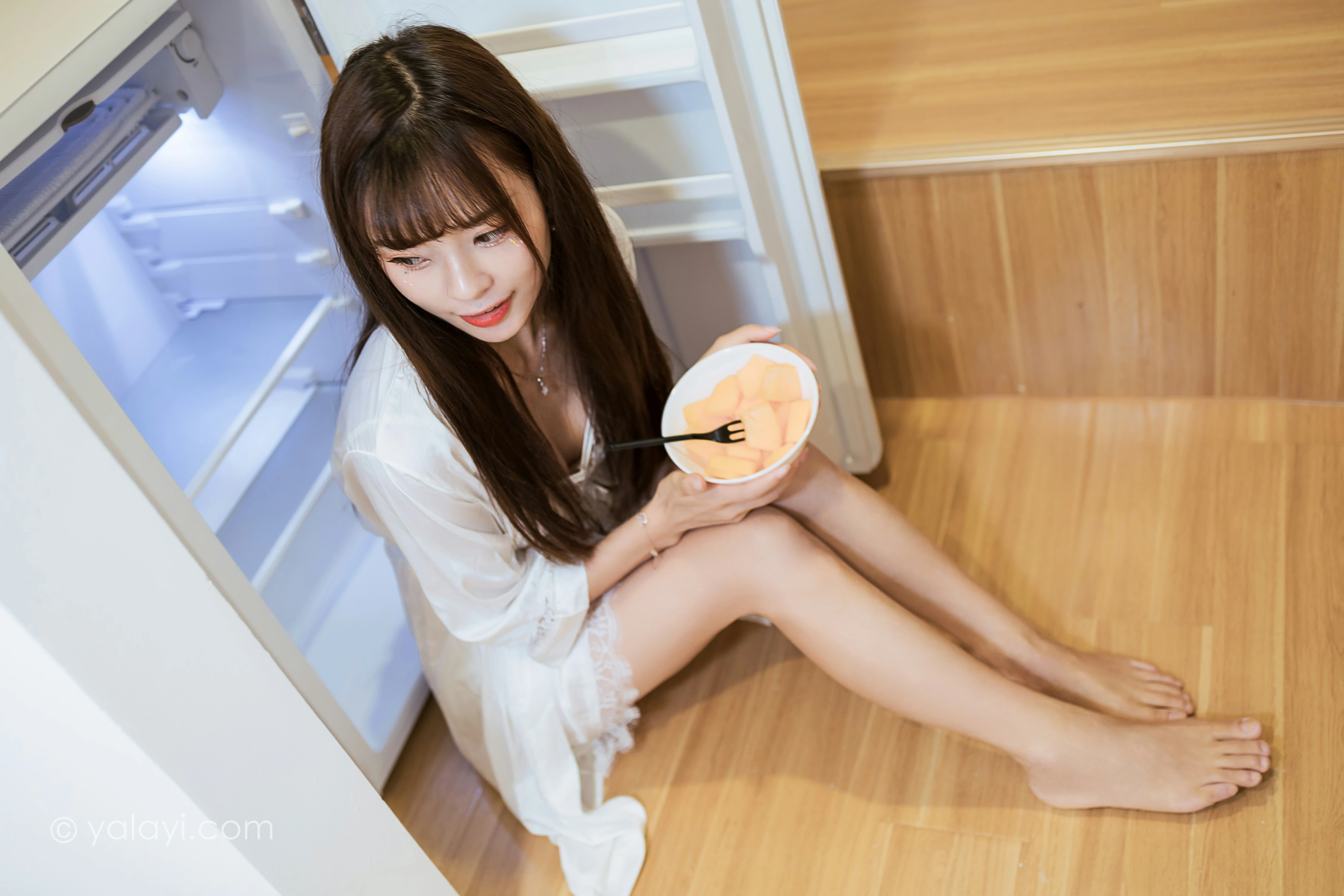 [YALAYI雅拉伊]NO.839 休闲的日子 程小蝶 白色睡衣加蕾丝内衣居家私房写真集第10张