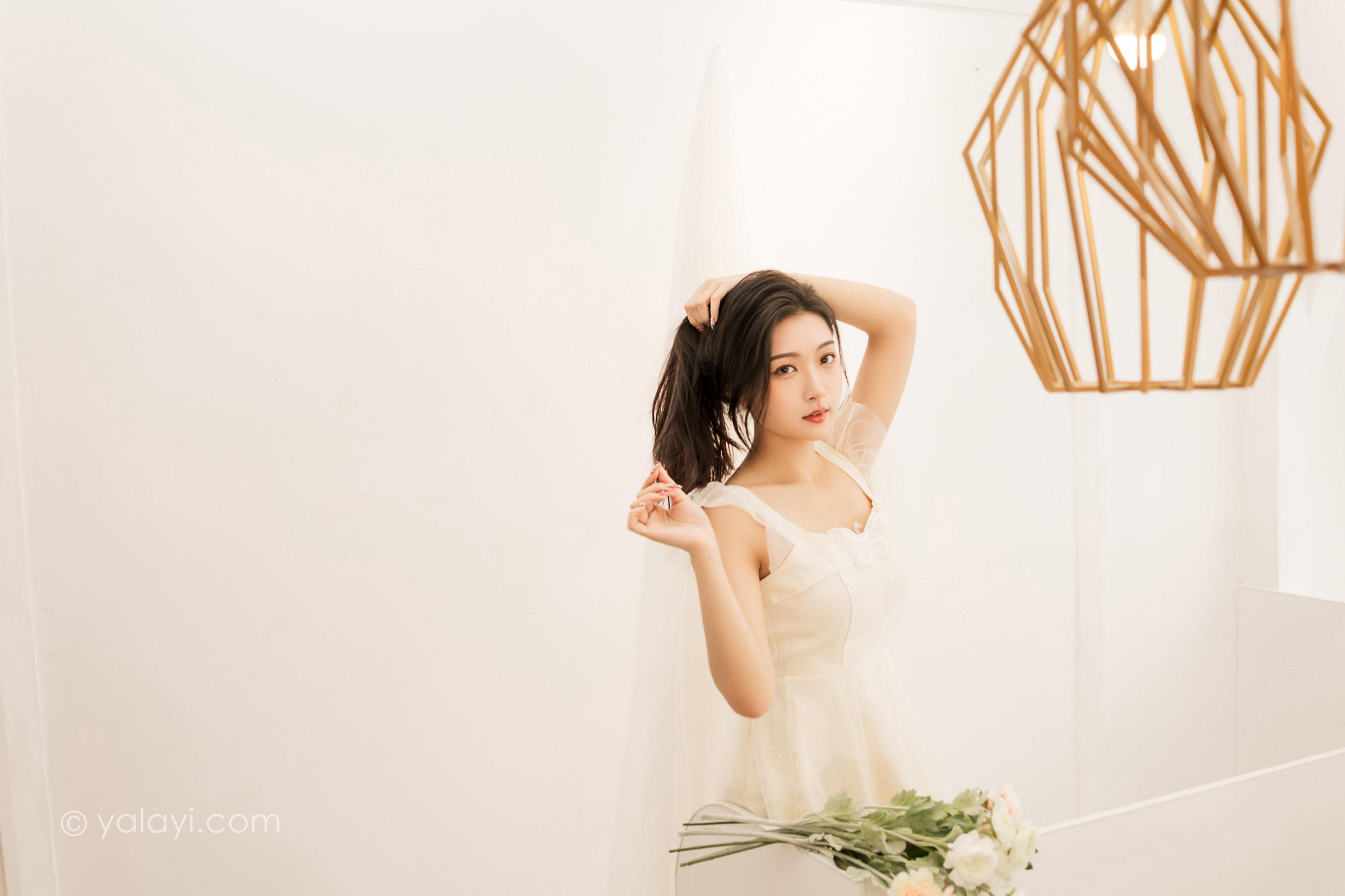 [YALAYI雅拉伊]2022.05.25 你别太迷人 徐小云 白色连衣裙居家清纯写真集第11张