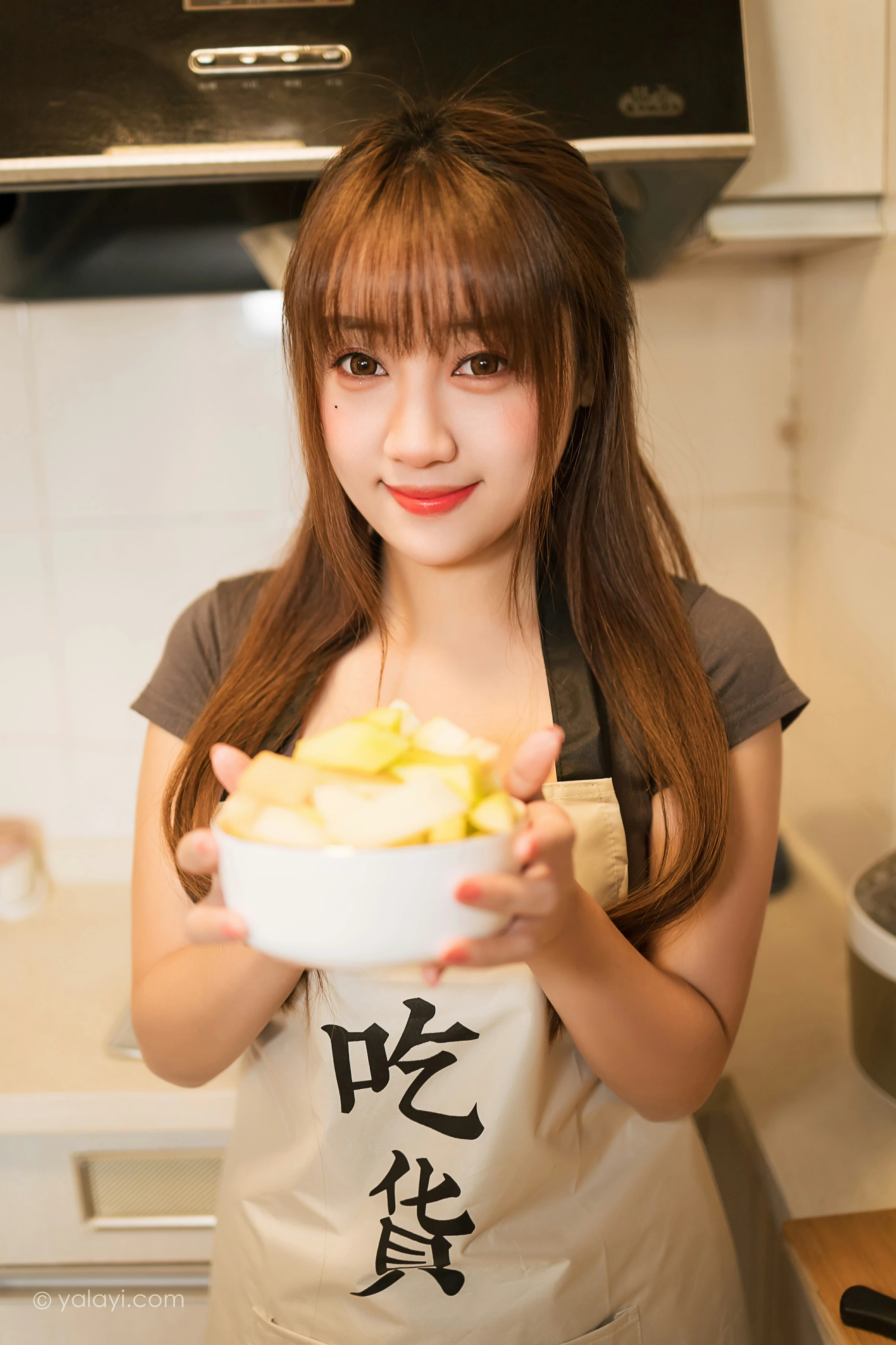 [YALAYI雅拉伊]NO.745 《下班的诱惑》 虞艺 棕色短袖加灰色碎花短裙居家性感写真集第4张