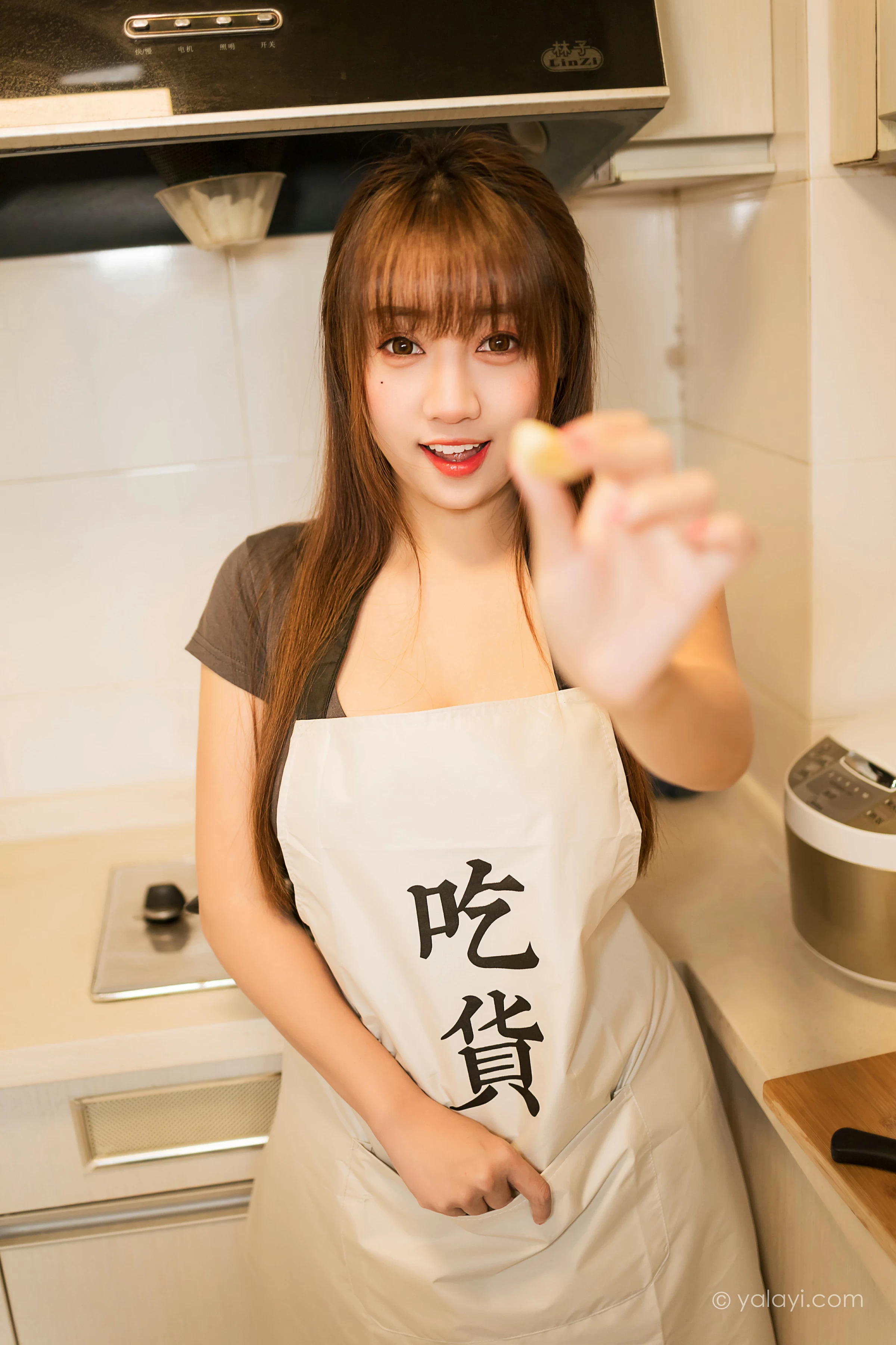 [YALAYI雅拉伊]NO.745 《下班的诱惑》 虞艺 棕色短袖加灰色碎花短裙居家性感写真集第16张