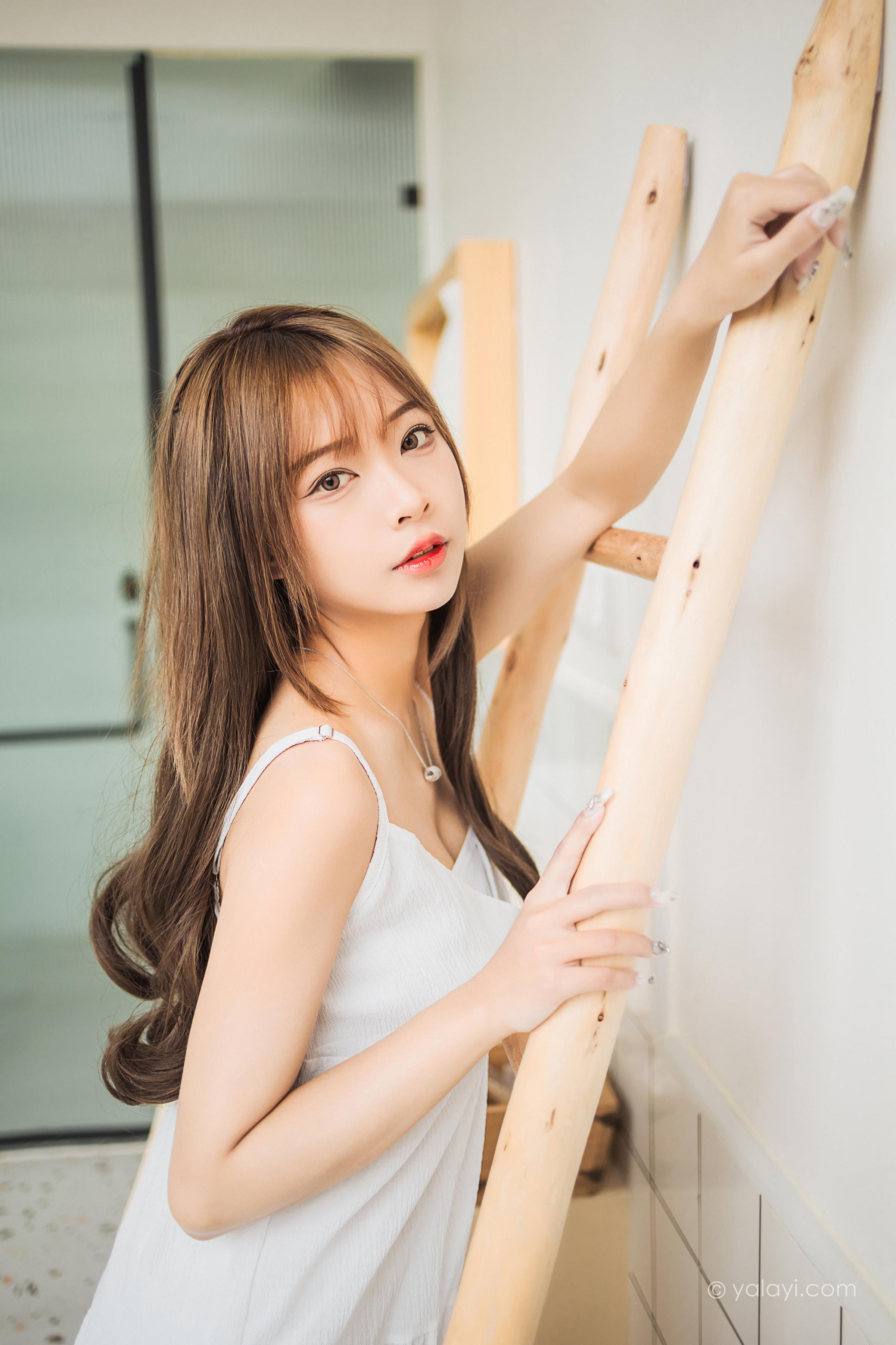 [YALAYI雅拉伊]2022.05.13 小女友 阿禾 白色吊带睡衣裙性感写真集第11张