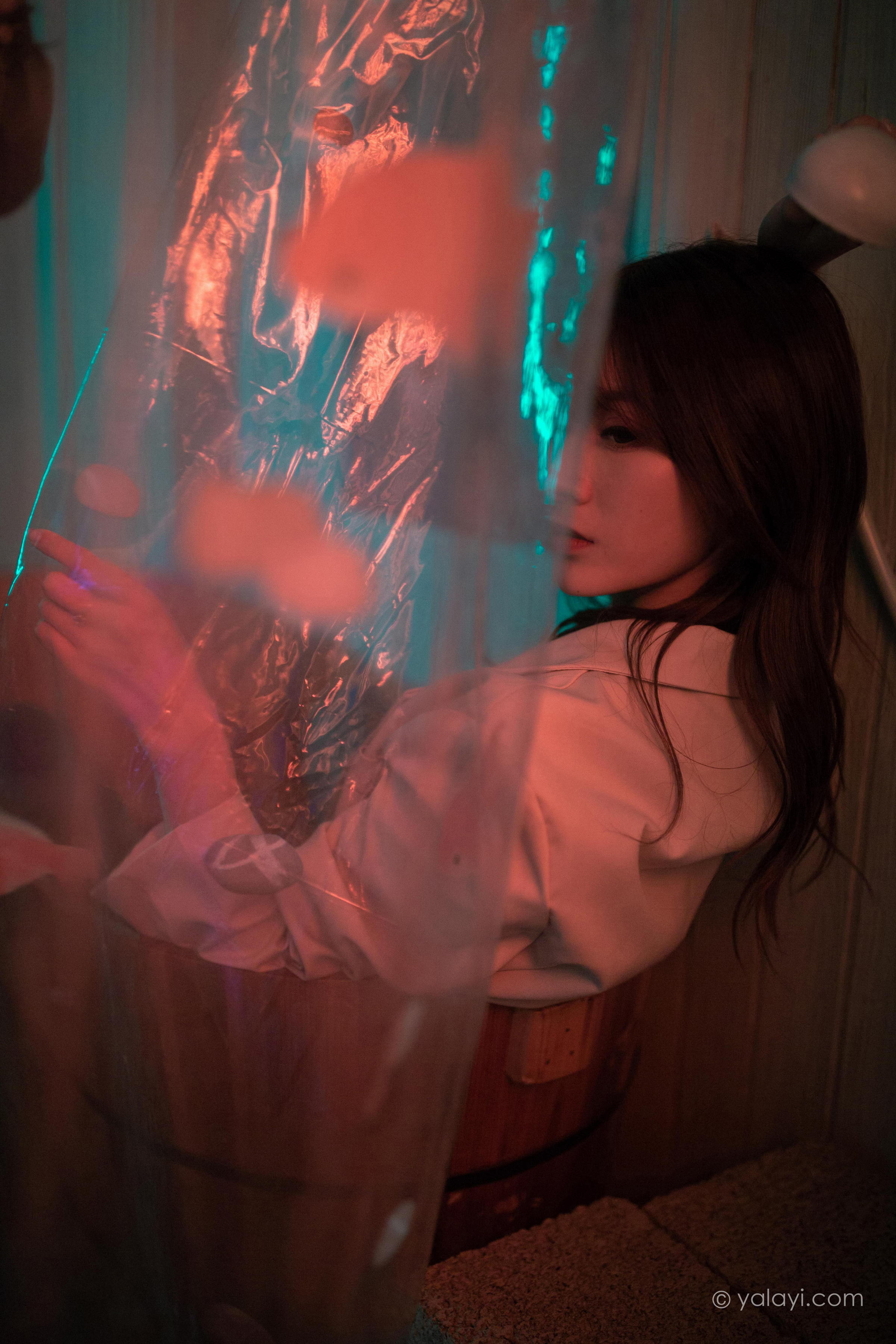 [YALAYI雅拉伊]2022.04.02 无关痛痒 小米 白色外套与灰色蕾丝内衣加牛仔裤性感私房写真集第12张