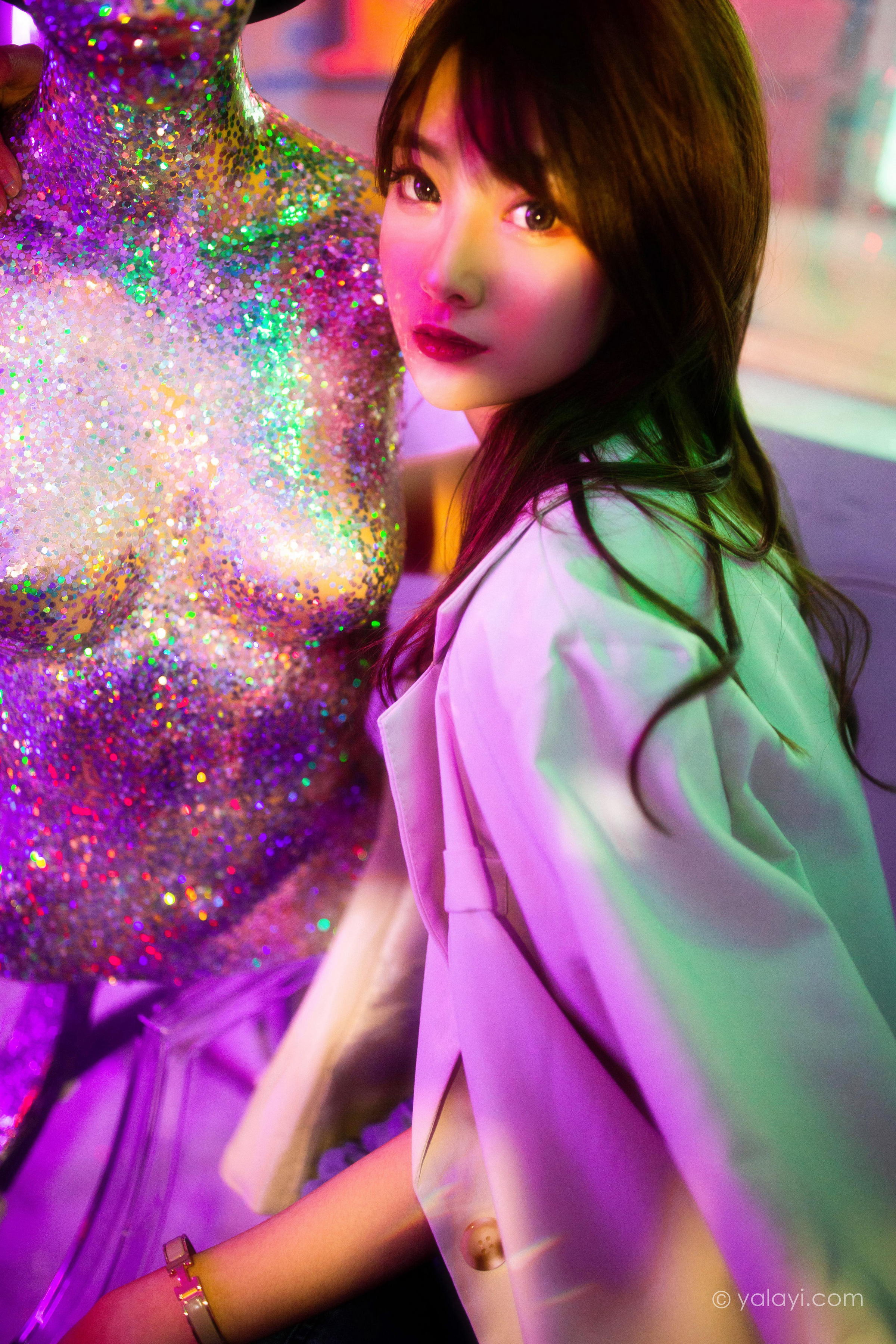 [YALAYI雅拉伊]2022.04.02 无关痛痒 小米 白色外套与灰色蕾丝内衣加牛仔裤性感私房写真集第5张