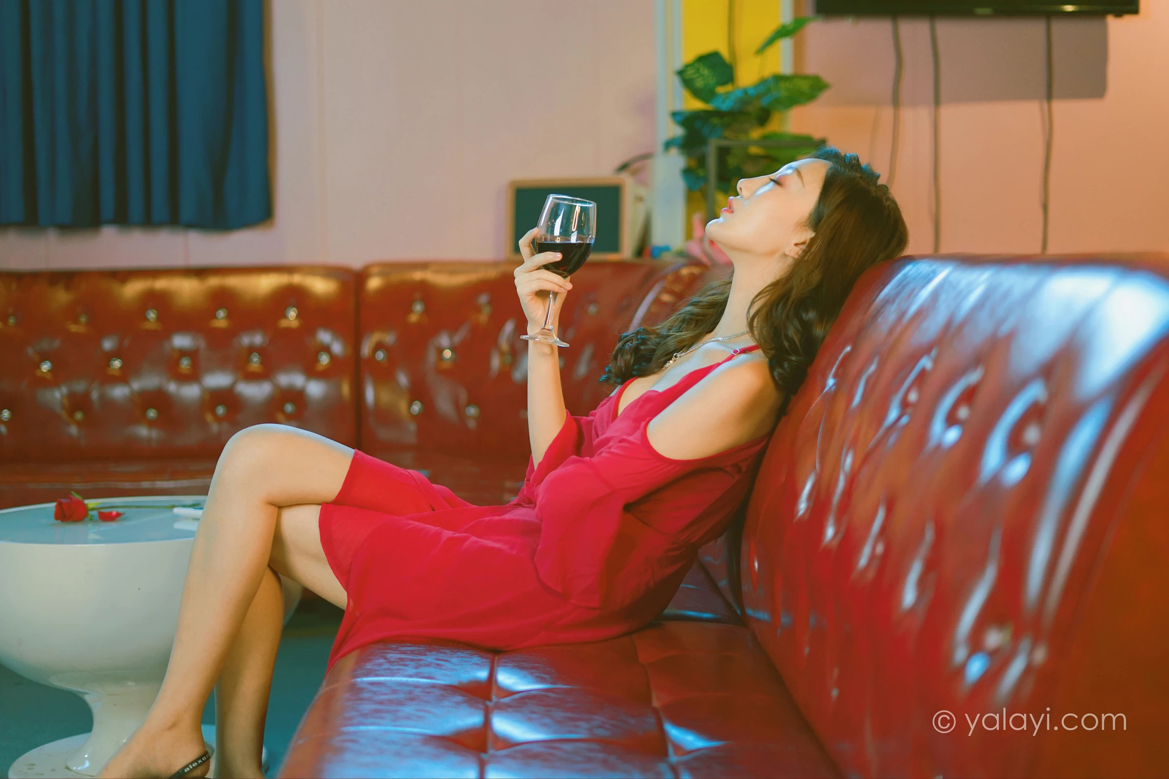 [YALAYI雅拉伊]2021.12.09 美好时光莫辜负 蕊思 红色吊带礼服裙性感私房写真集第7张