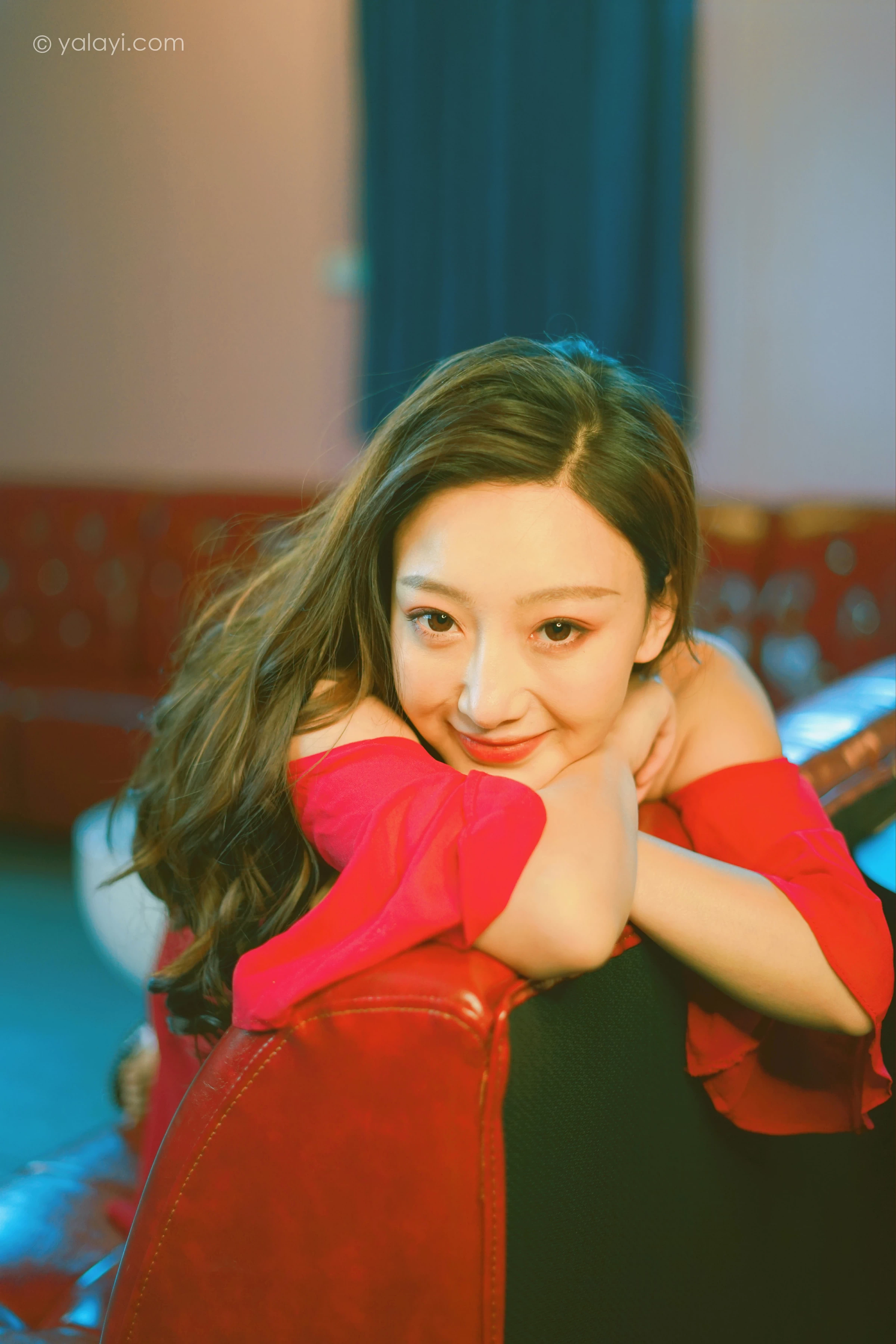 [YALAYI雅拉伊]2021.12.09 美好时光莫辜负 蕊思 红色吊带礼服裙性感私房写真集第8张