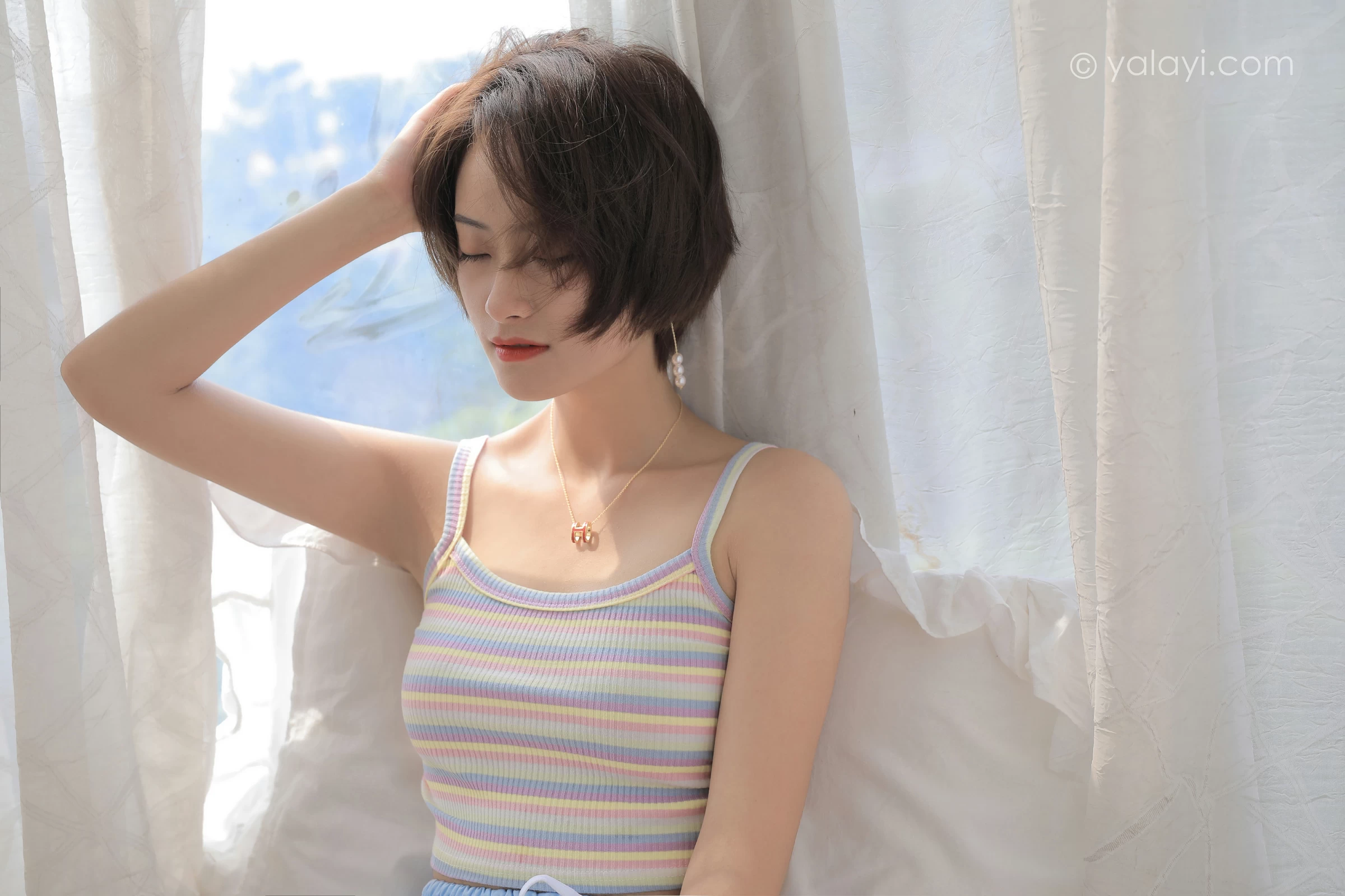 [YALAYI雅拉伊]NO.674 《幽会情人》 丁媛 彩色情趣小背心加蓝色短裤私房写真集第6张