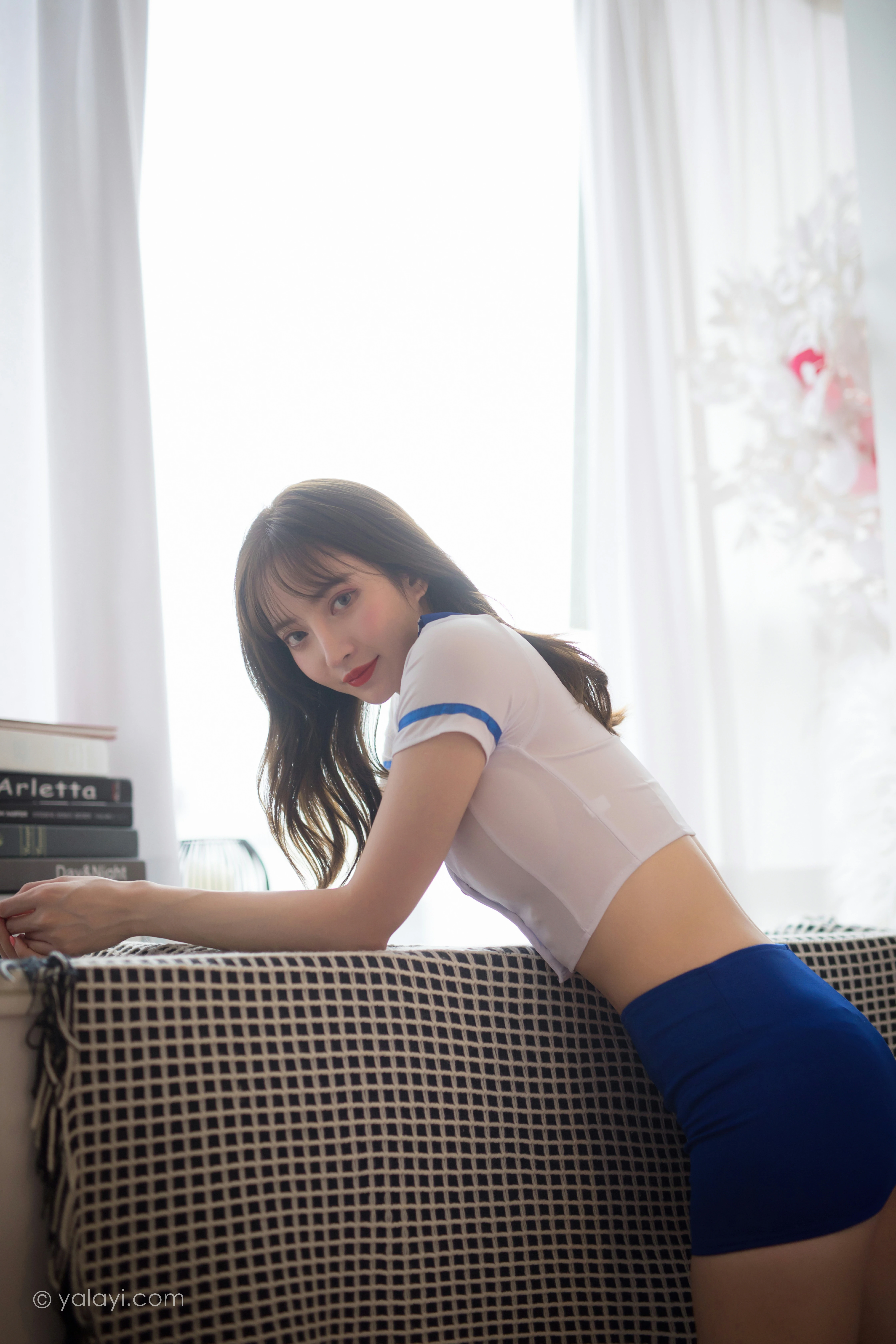 [YALAYI雅拉伊]NO.819 空中玩家 妍妍 性感情趣空姐制服加蓝色短裙私房写真集第6张