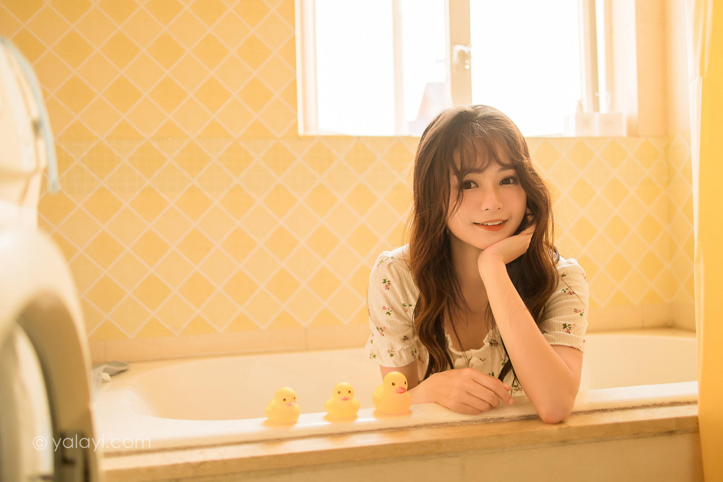 [YALAYI雅拉伊]2022.04.20 可爱的女孩 小亭 白色连身睡衣裙居家清纯写真集第12张