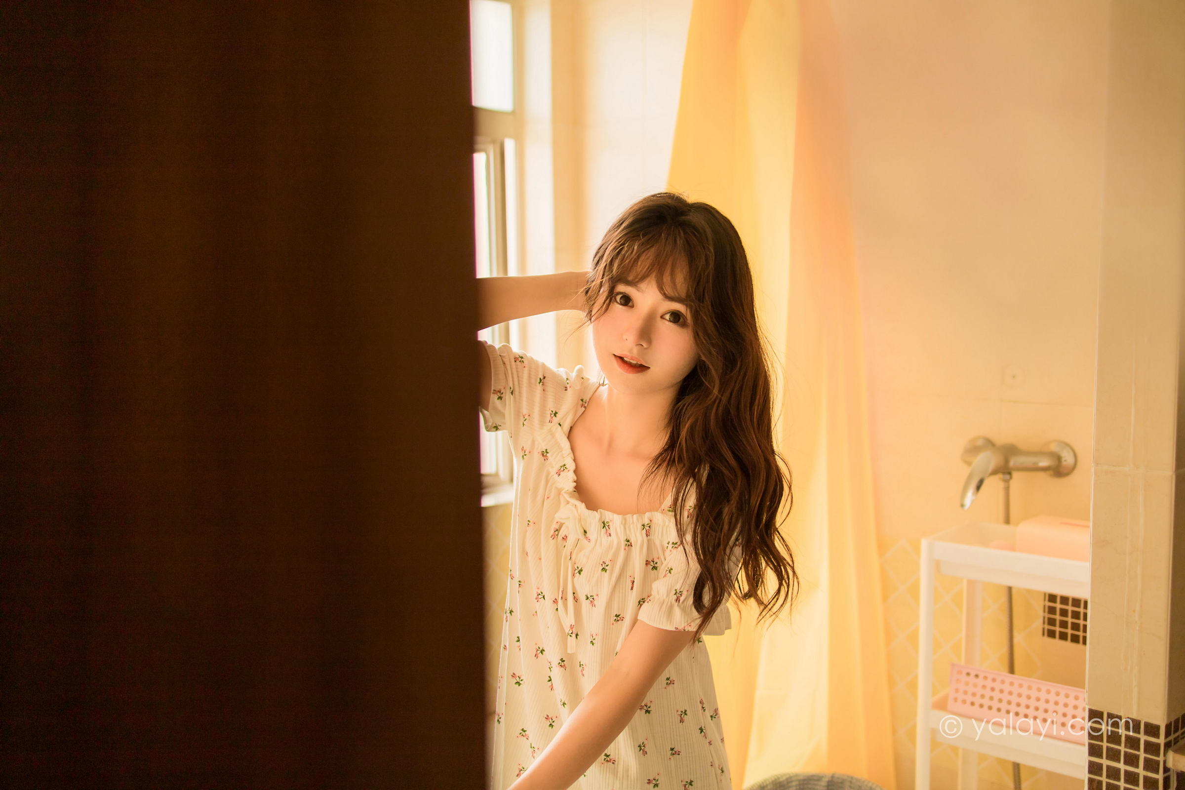 [YALAYI雅拉伊]2022.04.20 可爱的女孩 小亭 白色连身睡衣裙居家清纯写真集第14张