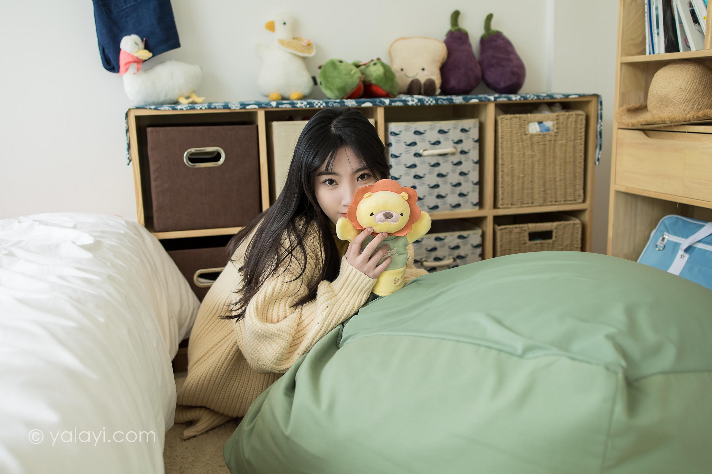 [YALAYI雅拉伊]2022.03.04 玉兰花 小乔 黄色毛衣加紧身牛仔裤居家清纯写真集第3张