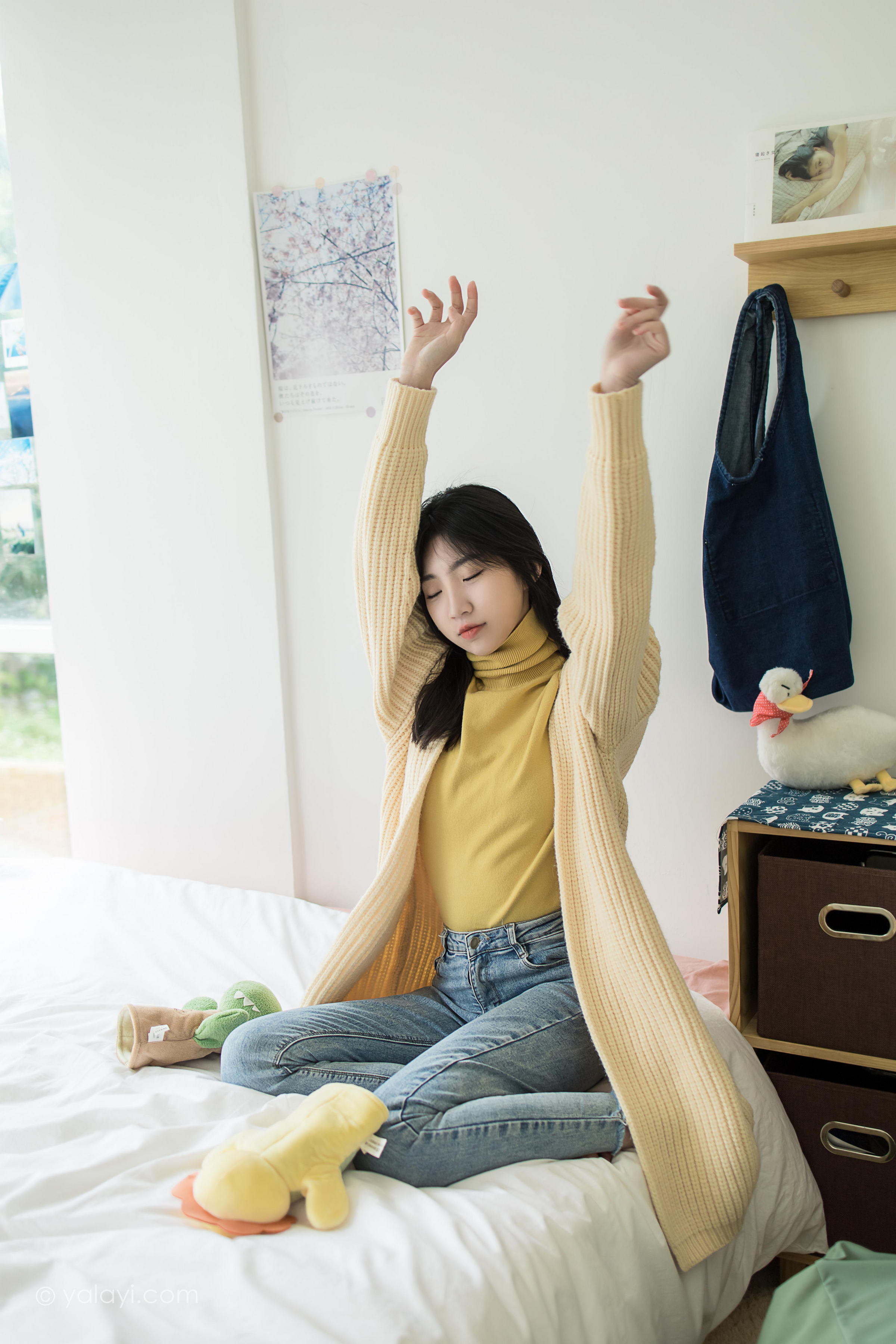 [YALAYI雅拉伊]2022.03.04 玉兰花 小乔 黄色毛衣加紧身牛仔裤居家清纯写真集第2张
