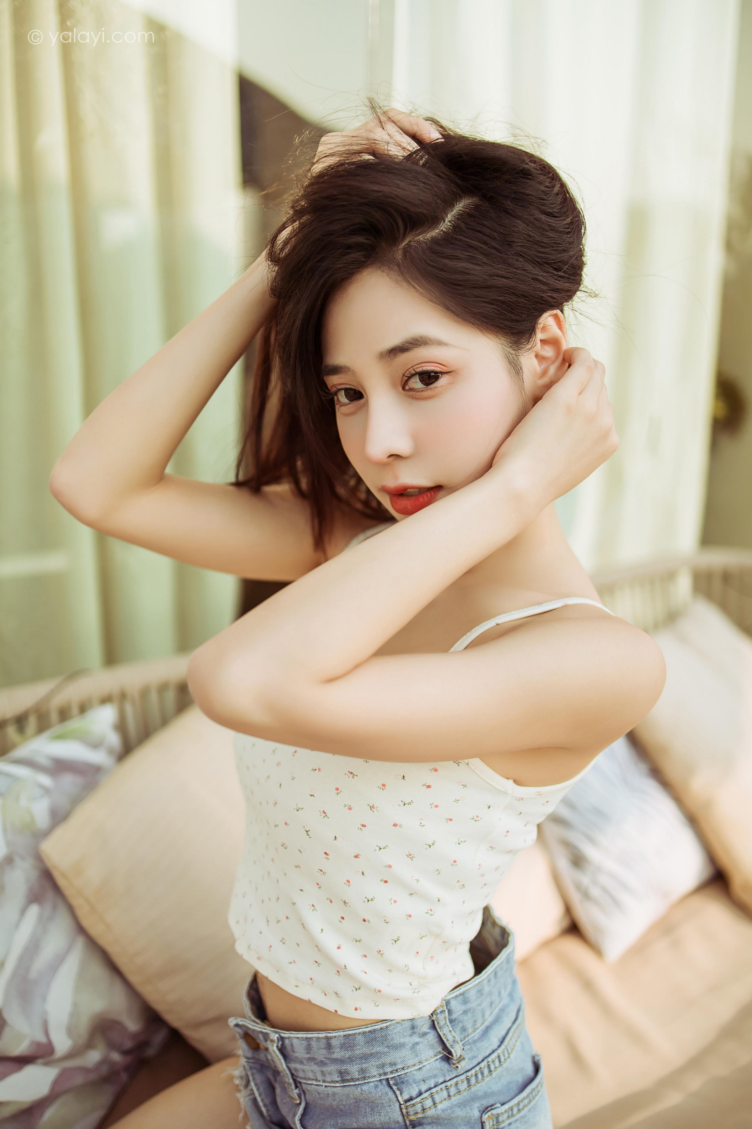 [YALAYI雅拉伊]2022.02.12 暖心情话 诗咏 白色蕾丝小背心加牛仔短裤性感私房写真集第8张