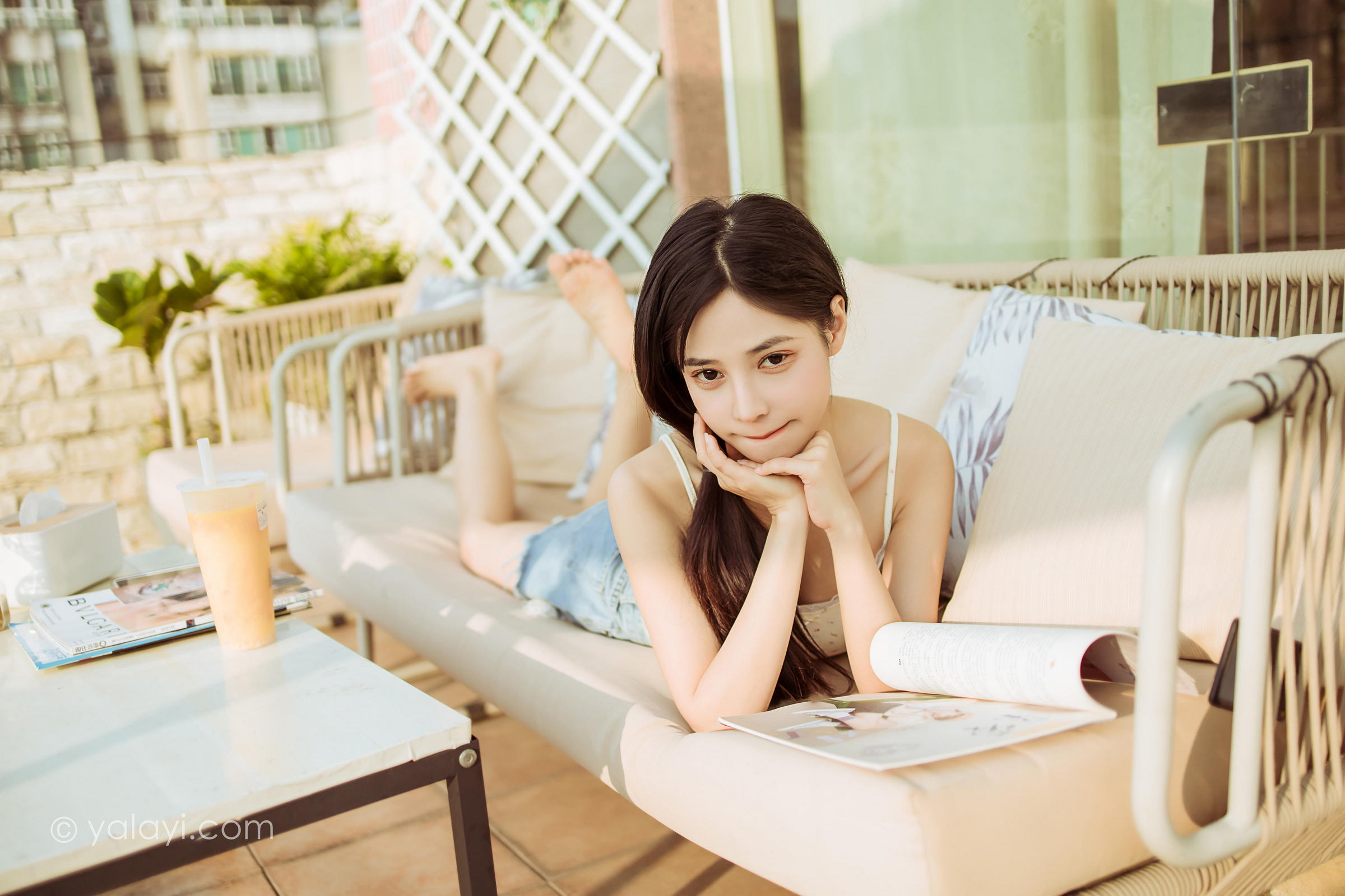 [YALAYI雅拉伊]2022.02.12 暖心情话 诗咏 白色蕾丝小背心加牛仔短裤性感私房写真集第5张