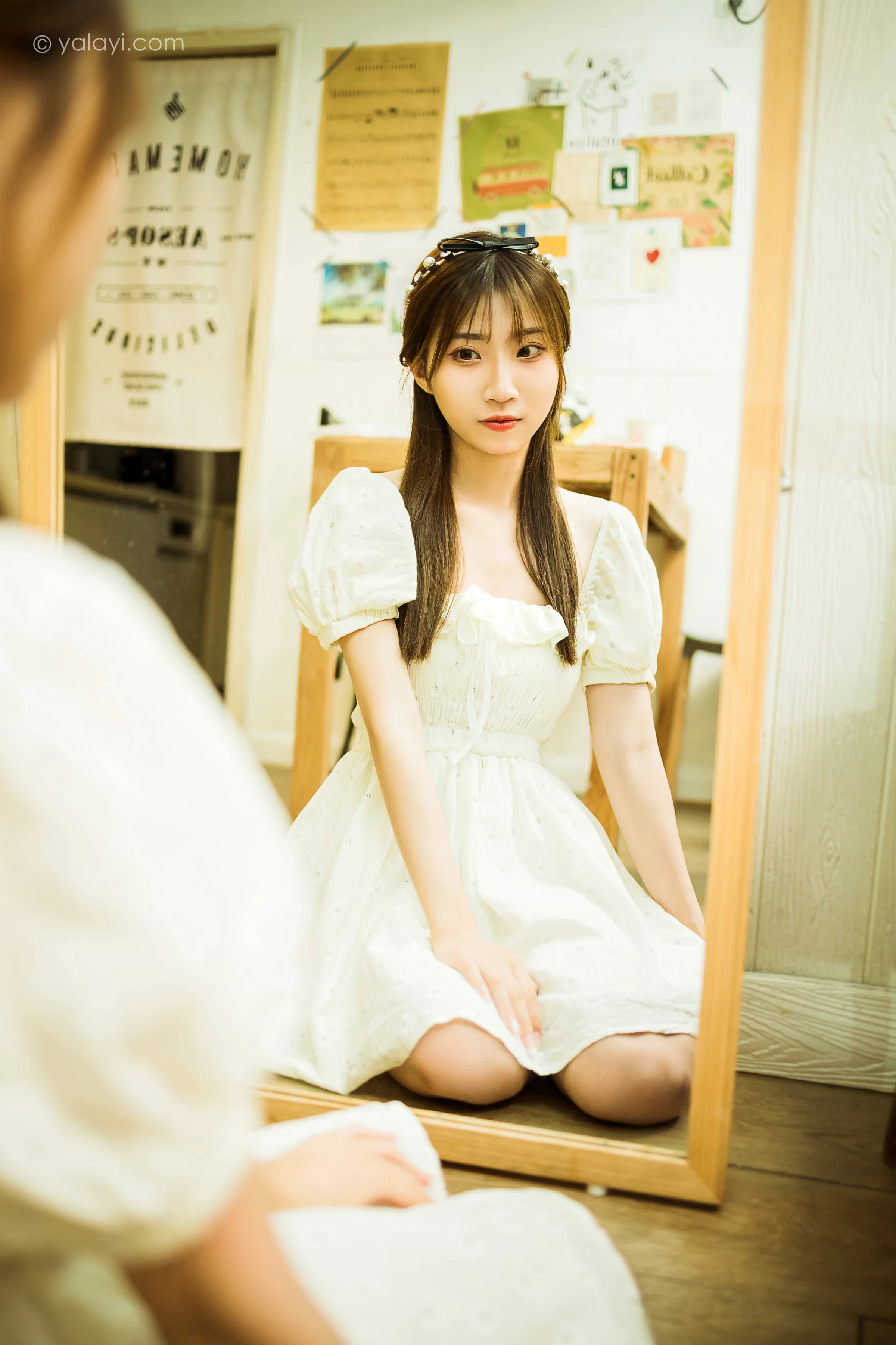 [YALAYI雅拉伊]NO.727 《甜美女友爱花艺》 小乔 白色裸背连衣裙居家写真第10张