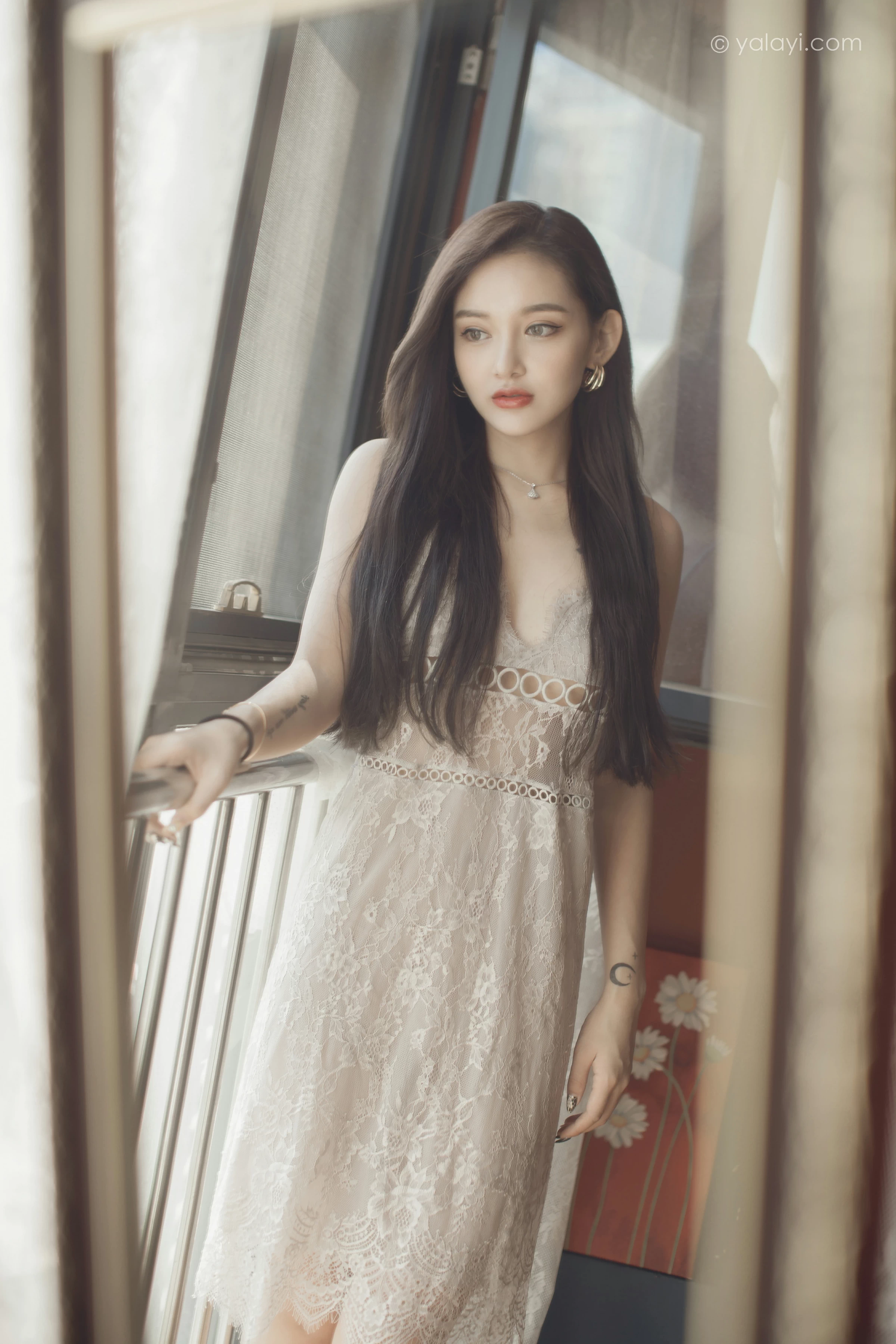 [YALAYI雅拉伊]NO.665 《无问》 刘子炀 白色透视蕾丝连衣裙性感私房写真集第2张
