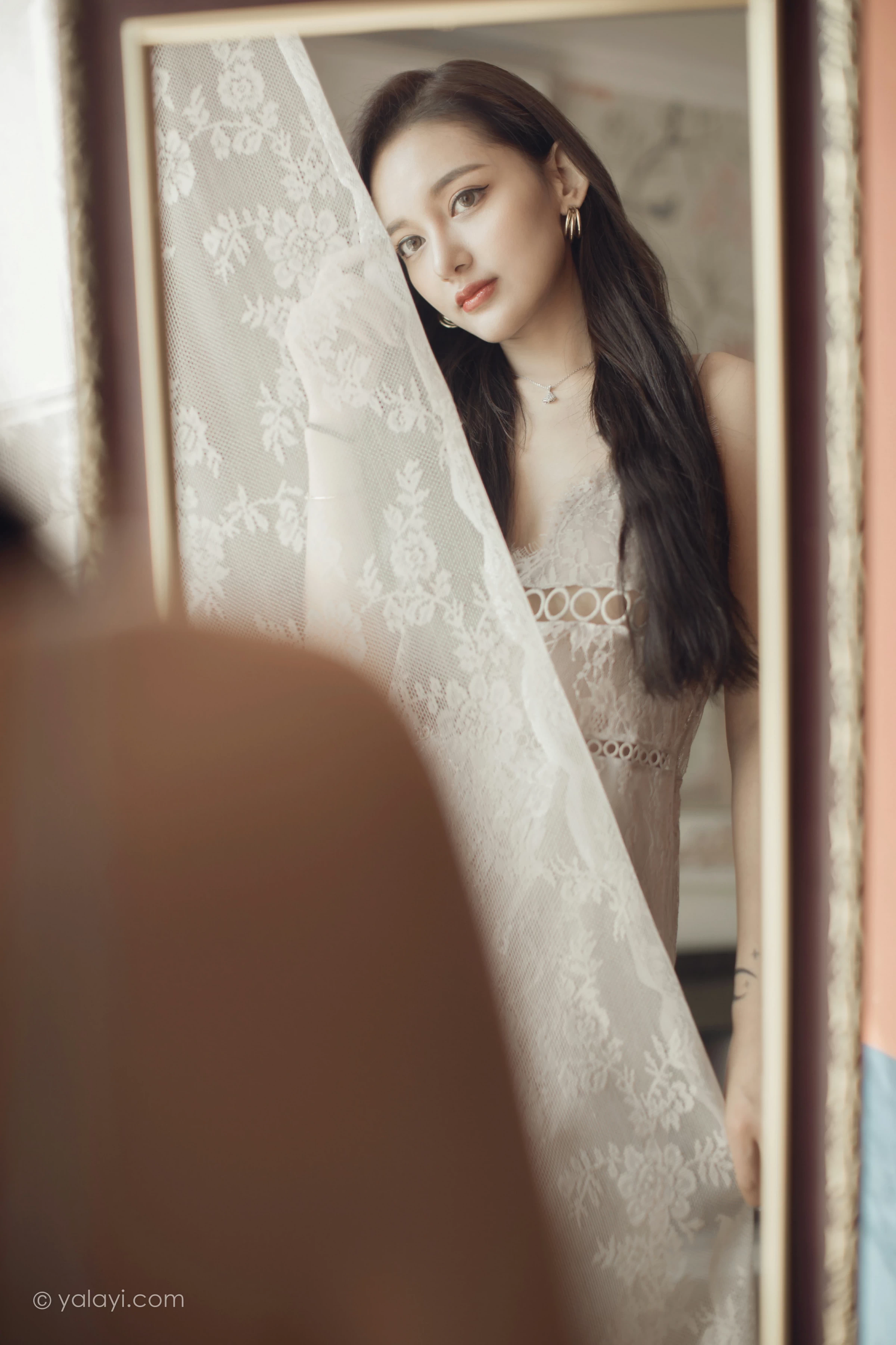 [YALAYI雅拉伊]NO.665 《无问》 刘子炀 白色透视蕾丝连衣裙性感私房写真集第5张