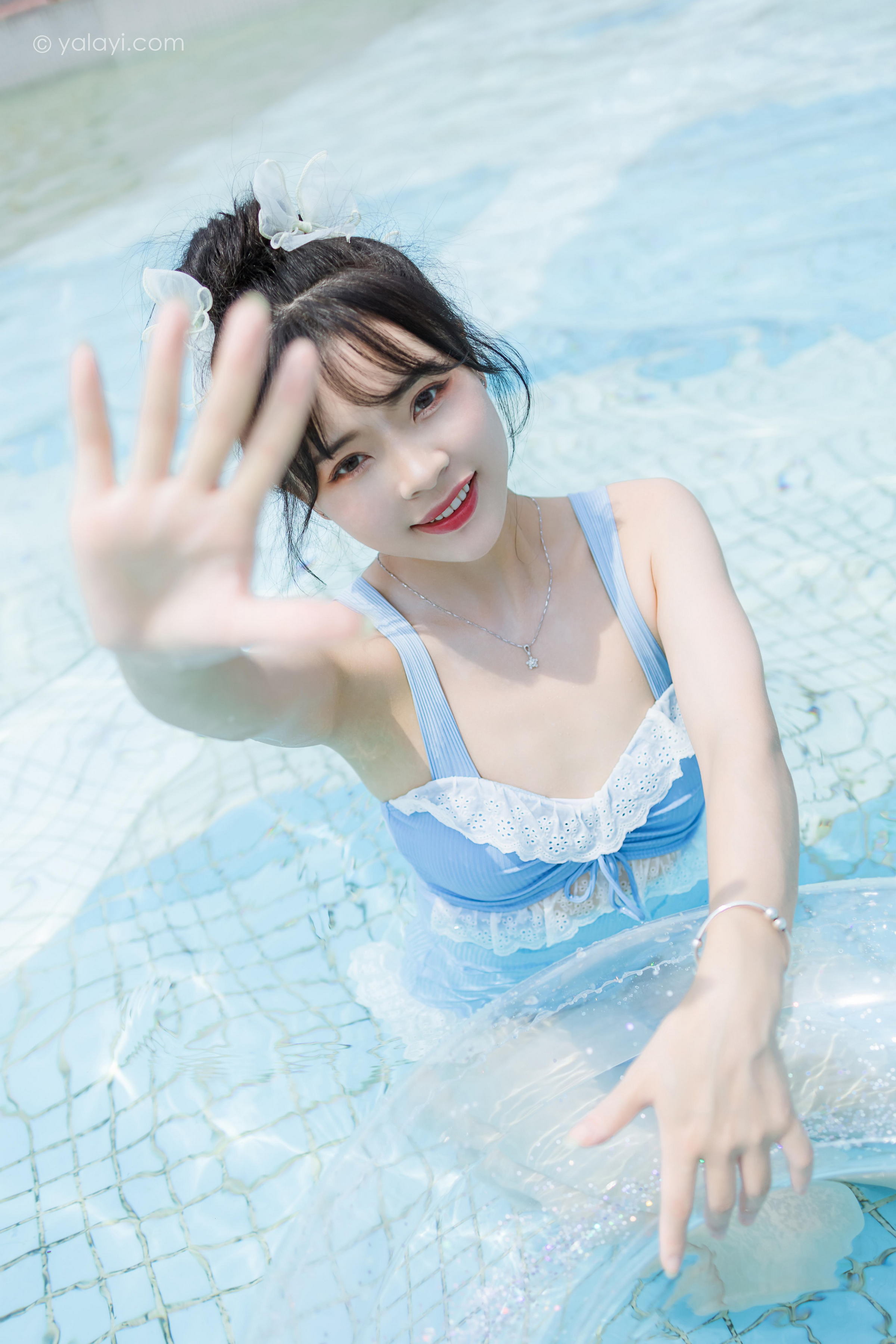 [YALAYI雅拉伊]2022.10.11 假日阳光 程小蝶 蓝色连体比基尼泳装性感写真集第2张
