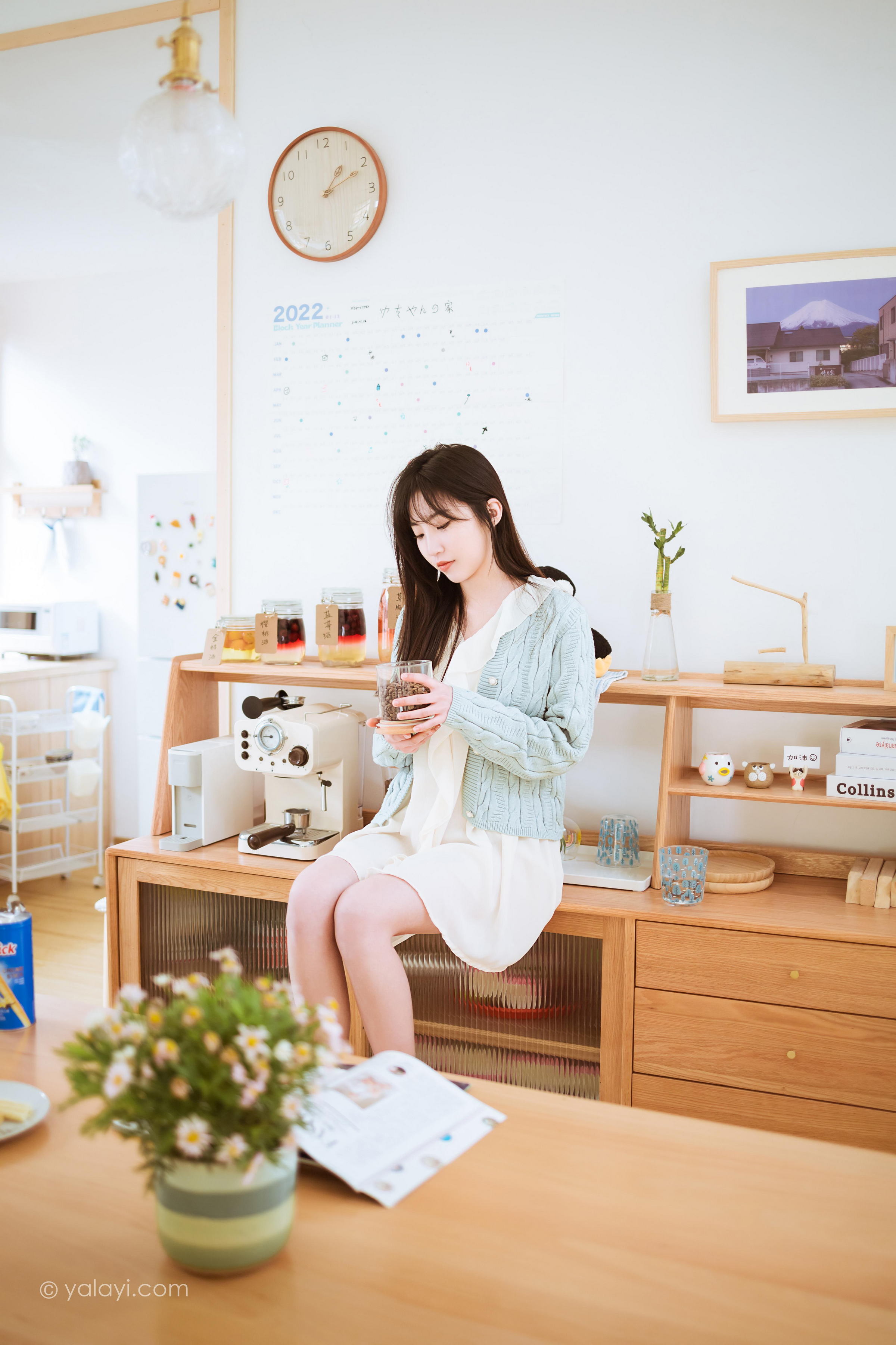 [YALAYI雅拉伊]2022.04.08 优雅永不过时 小乔 白色毛衣加连衣裙清纯写真集第8张