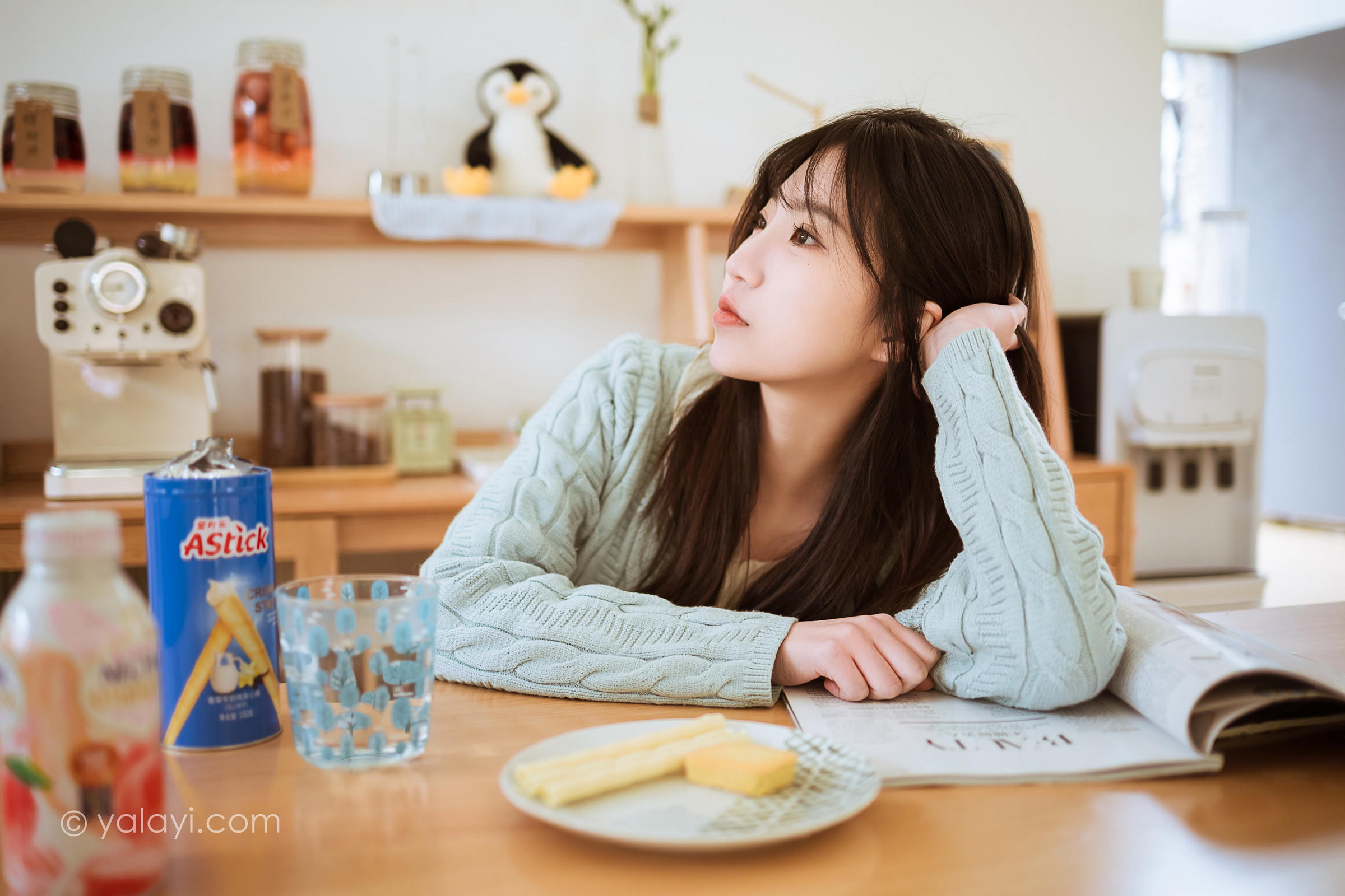 [YALAYI雅拉伊]2022.04.08 优雅永不过时 小乔 白色毛衣加连衣裙清纯写真集第3张