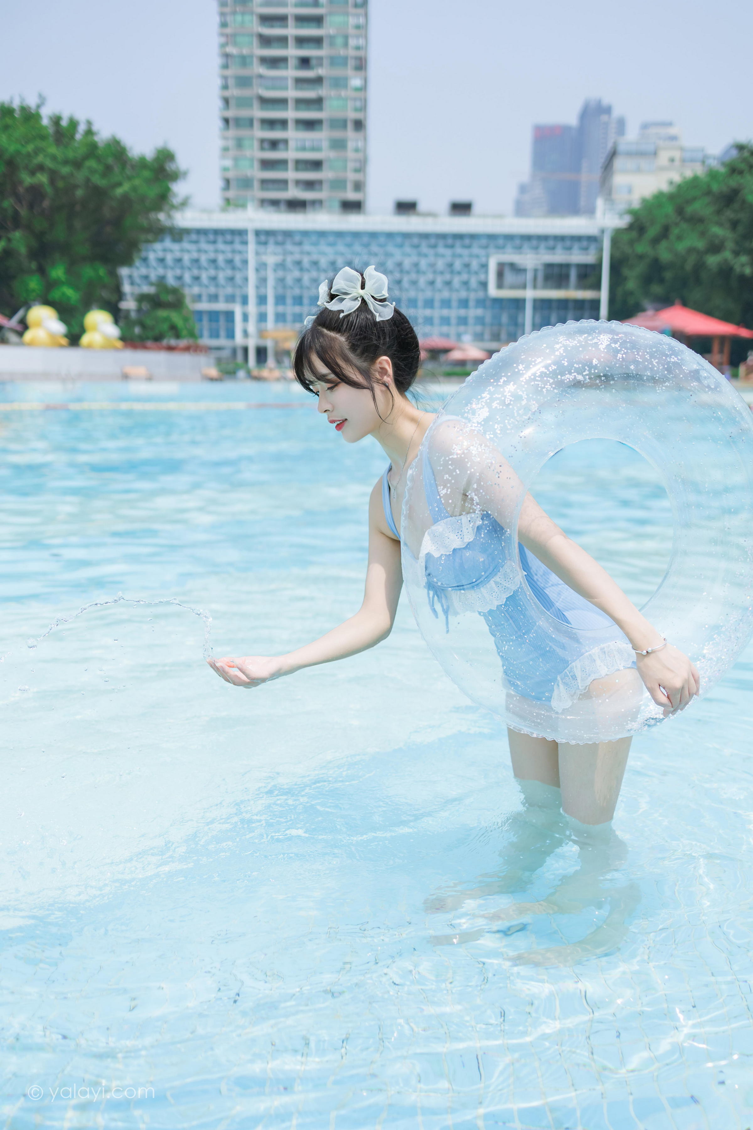 [YALAYI雅拉伊]2022.10.11 假日阳光 程小蝶 蓝色连体比基尼泳装性感写真集第4张