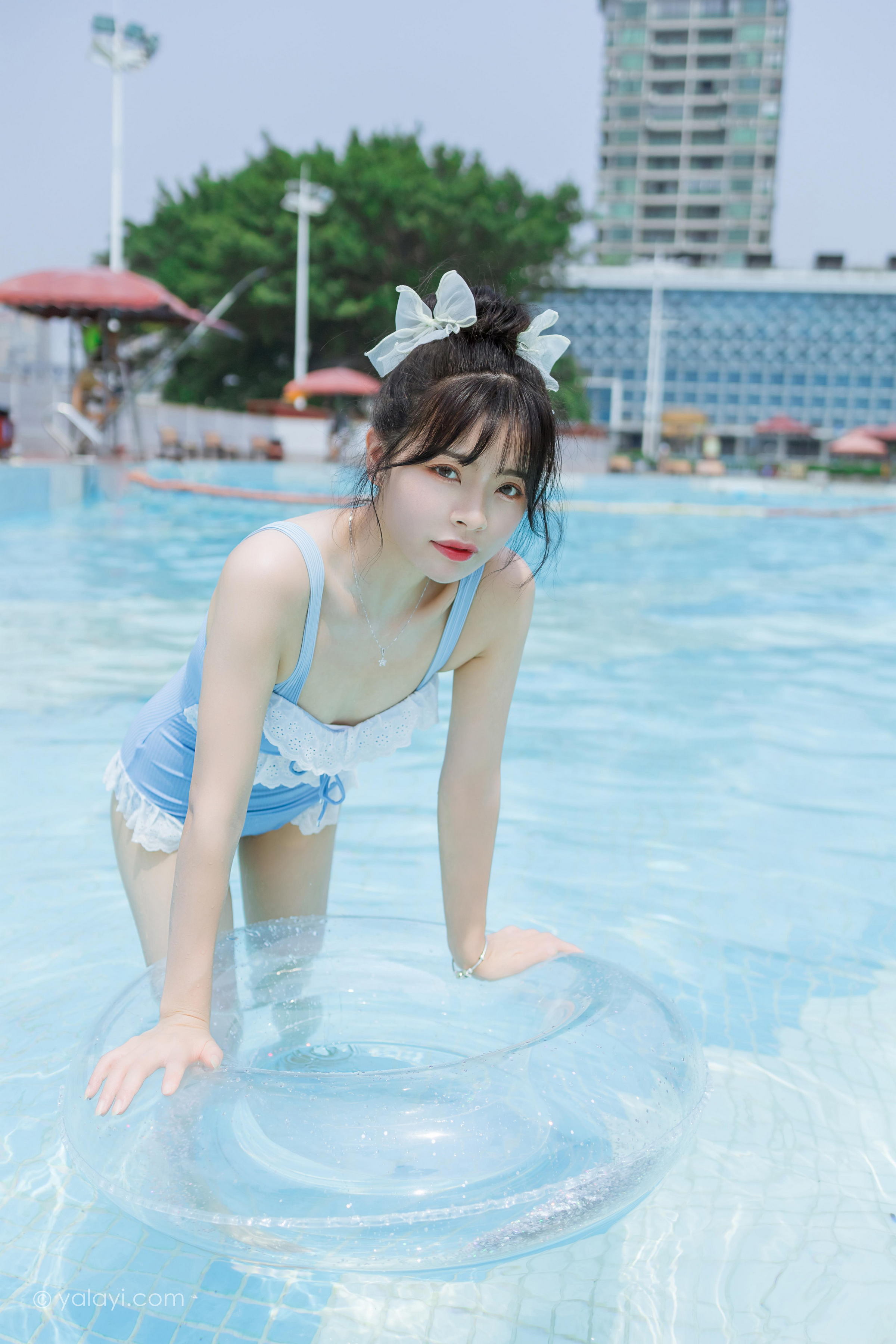[YALAYI雅拉伊]2022.10.11 假日阳光 程小蝶 蓝色连体比基尼泳装性感写真集第13张