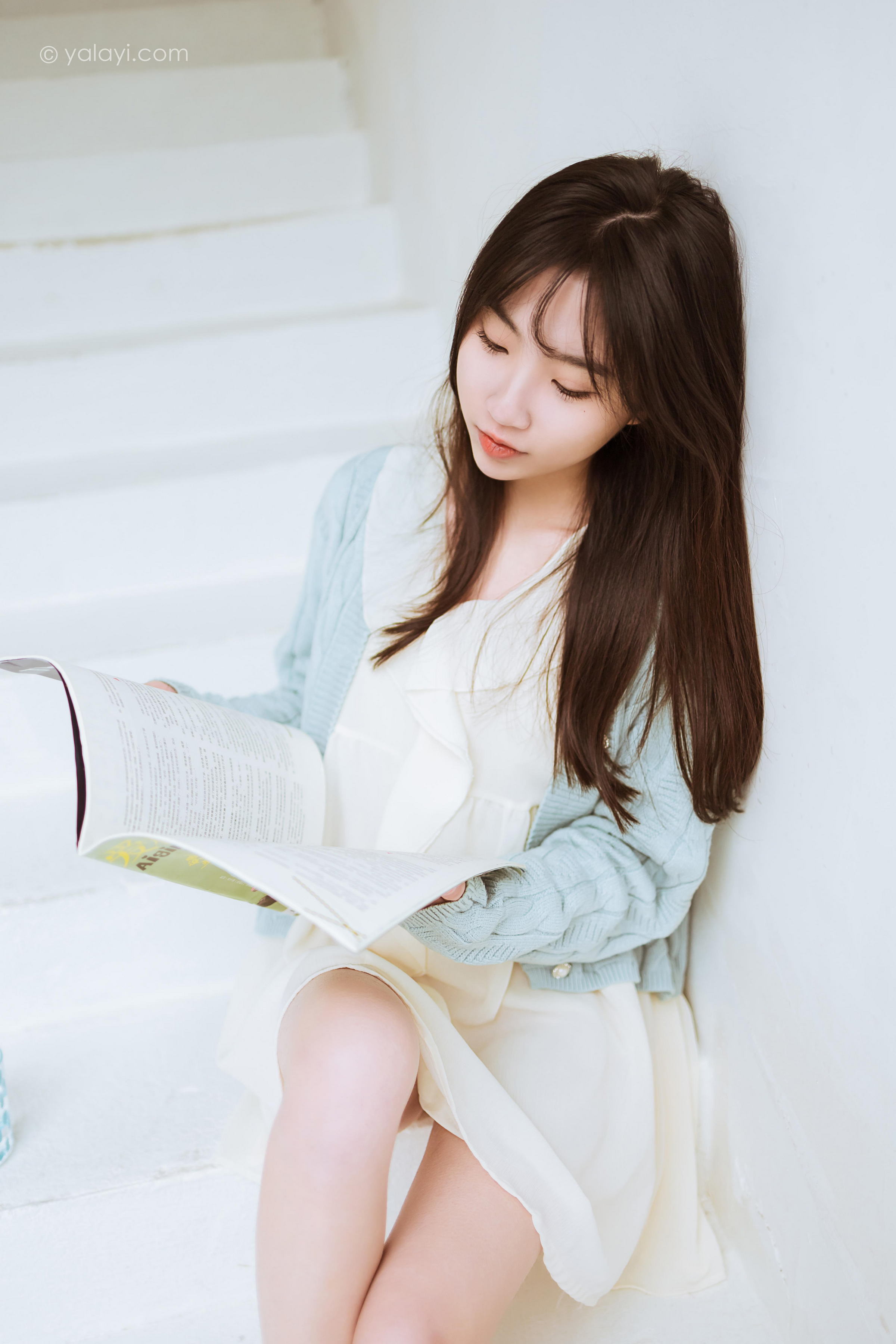 [YALAYI雅拉伊]2022.04.08 优雅永不过时 小乔 白色毛衣加连衣裙清纯写真集第11张