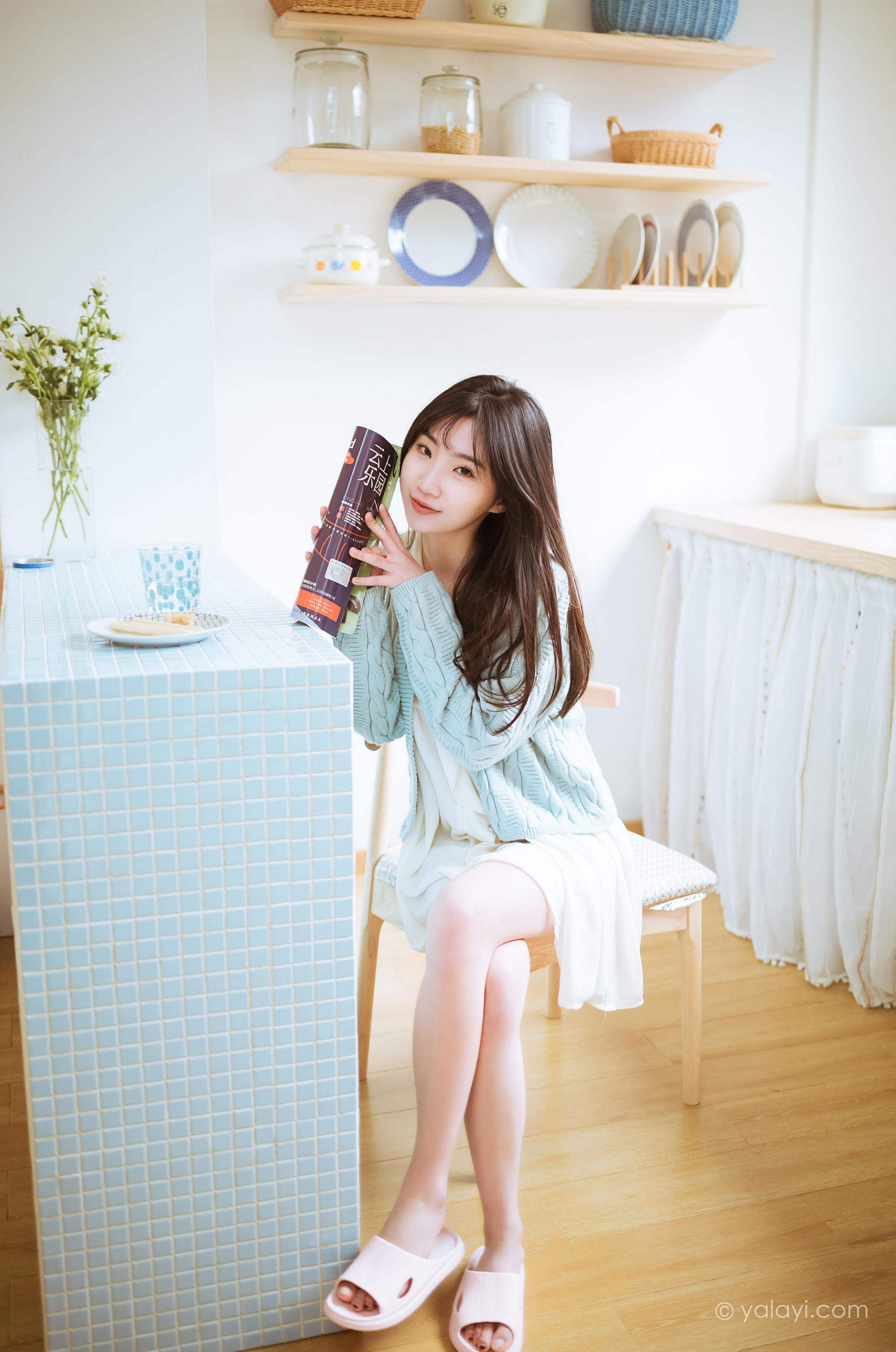 [YALAYI雅拉伊]2022.04.08 优雅永不过时 小乔 白色毛衣加连衣裙清纯写真集第10张