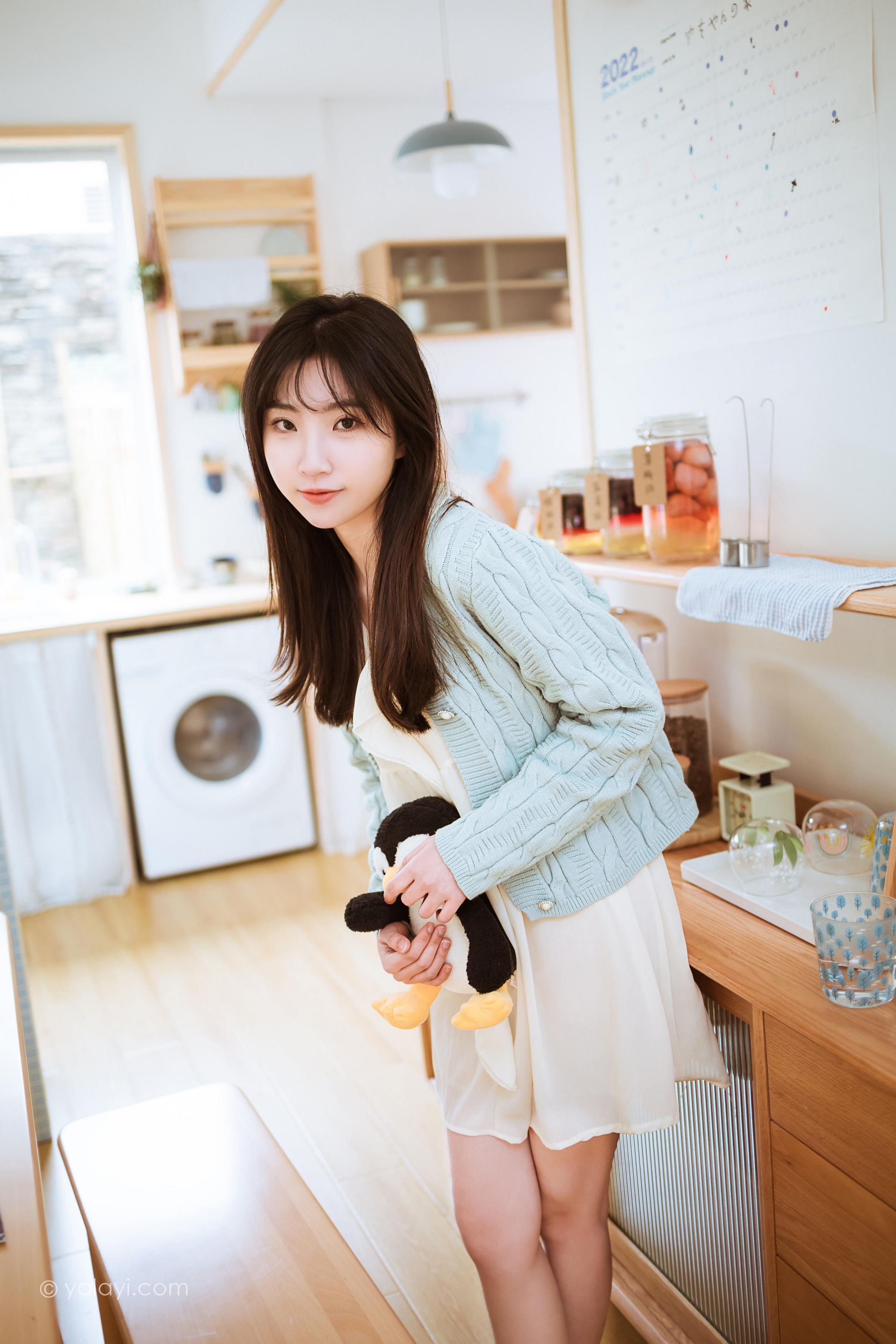 [YALAYI雅拉伊]2022.04.08 优雅永不过时 小乔 白色毛衣加连衣裙清纯写真集第7张