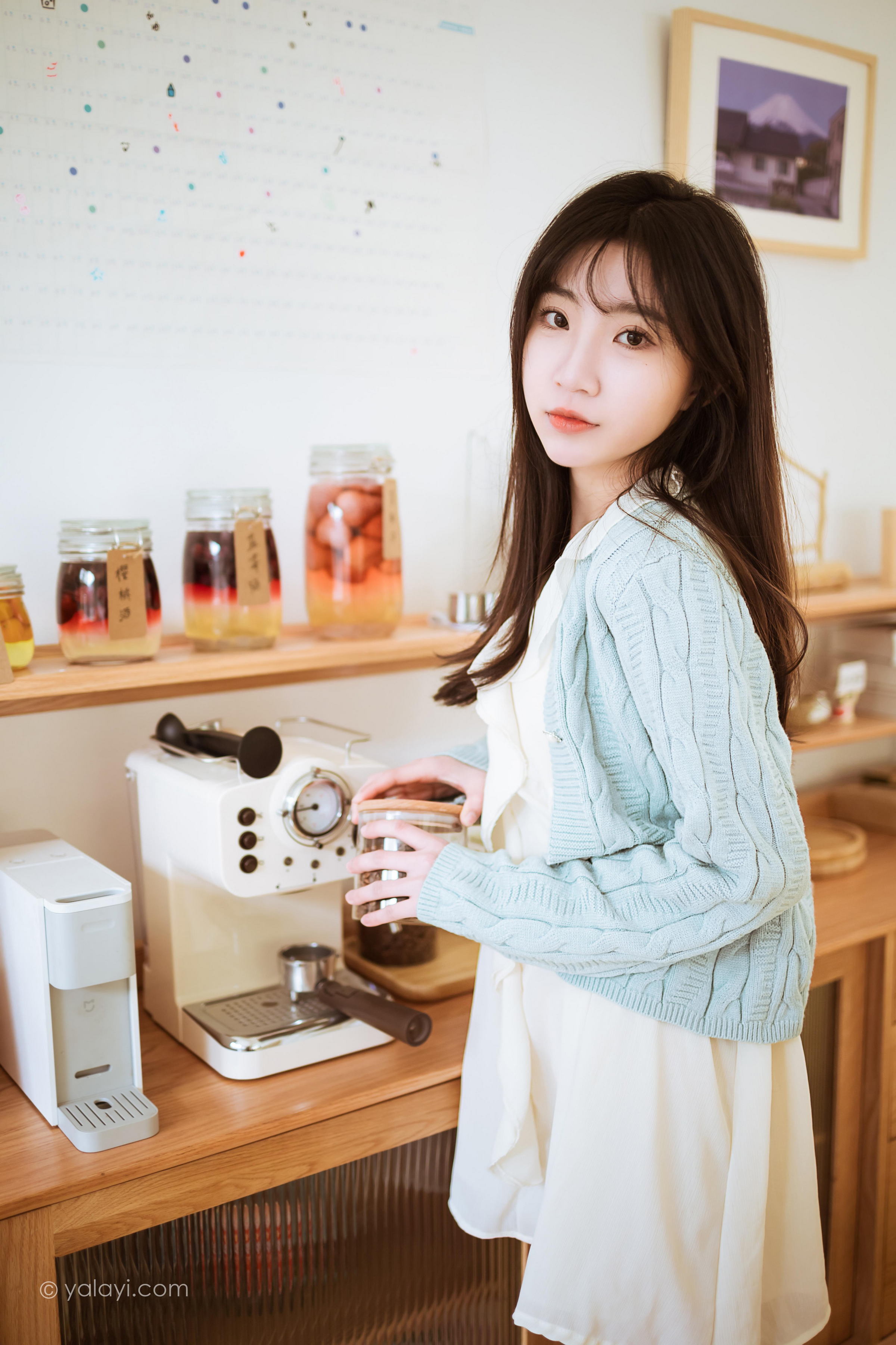 [YALAYI雅拉伊]2022.04.08 优雅永不过时 小乔 白色毛衣加连衣裙清纯写真集第5张