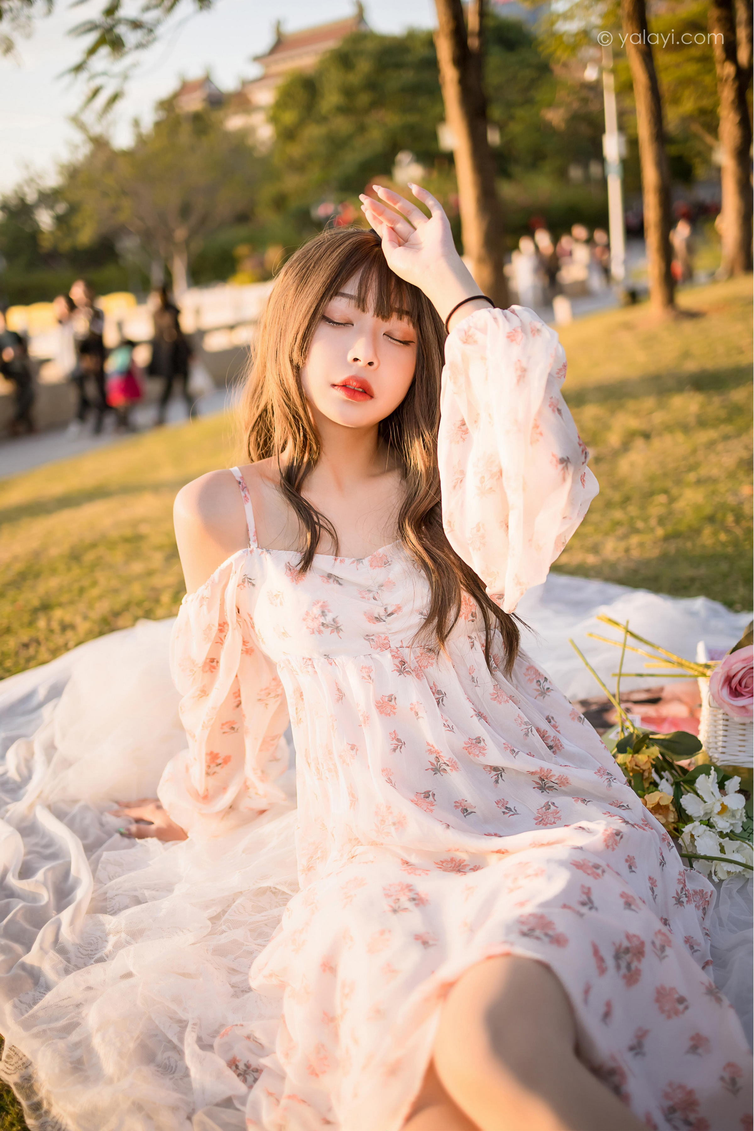 [YALAYI雅拉伊]2022.02.16 希望的阳光 阿禾 白色透视吊带连衣裙公园休闲写真集第5张