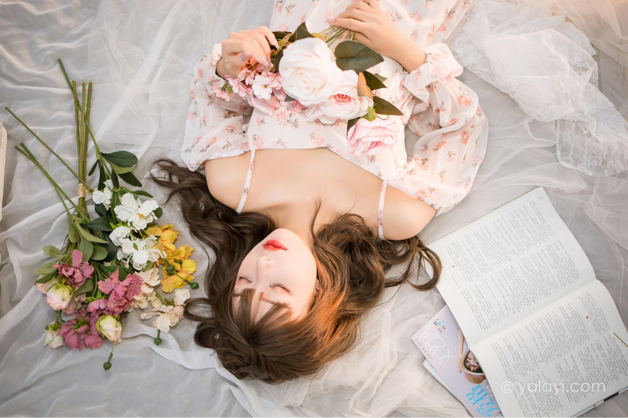 [YALAYI雅拉伊]2022.02.16 希望的阳光 阿禾 白色透视吊带连衣裙公园休闲写真集第13张