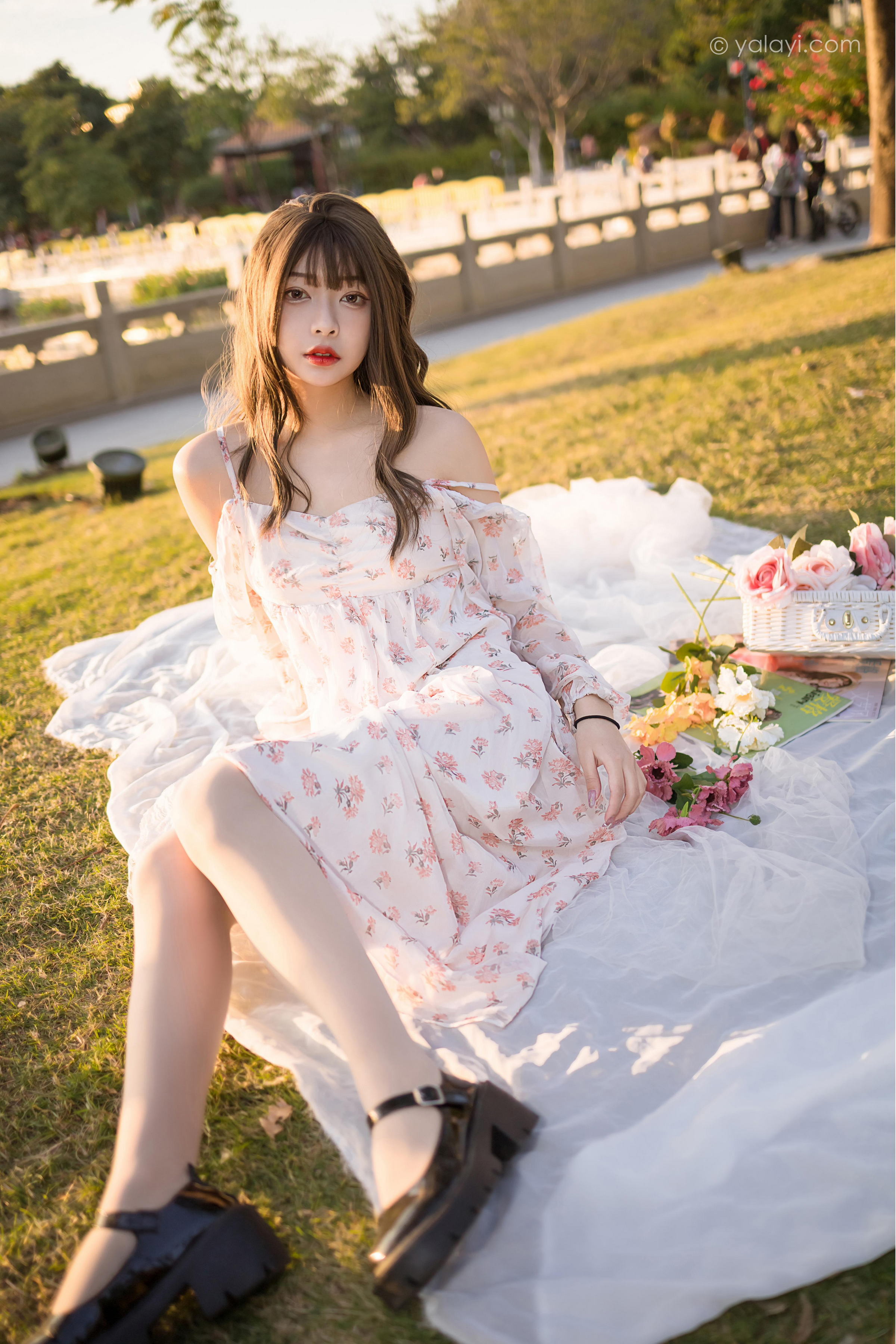 [YALAYI雅拉伊]2022.02.16 希望的阳光 阿禾 白色透视吊带连衣裙公园休闲写真集第3张