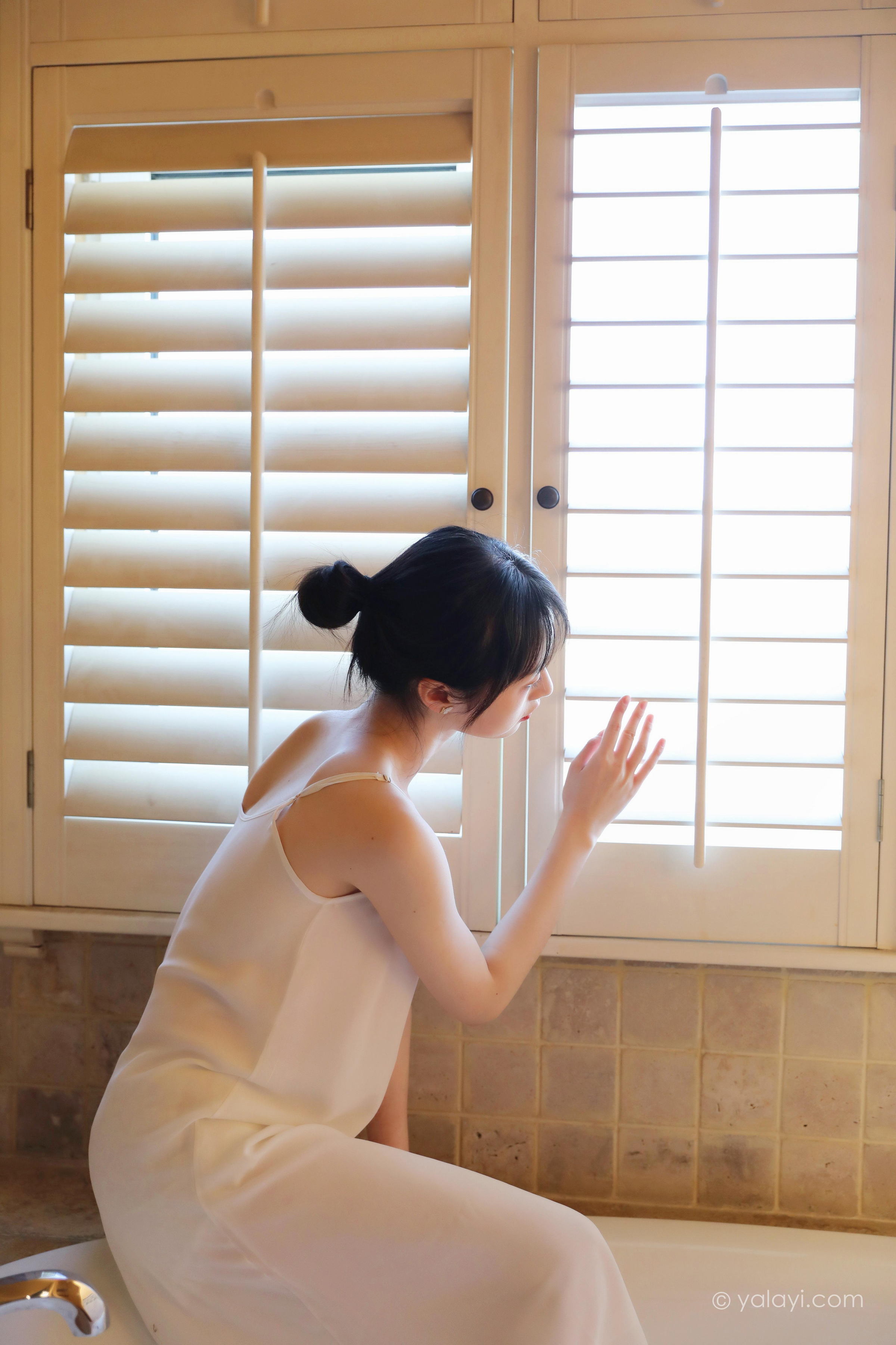 [YALAYI雅拉伊]2022.05.20 不是风景 京京 白色透视镂空披肩加橙色吊带睡衣裙性感写真集第9张