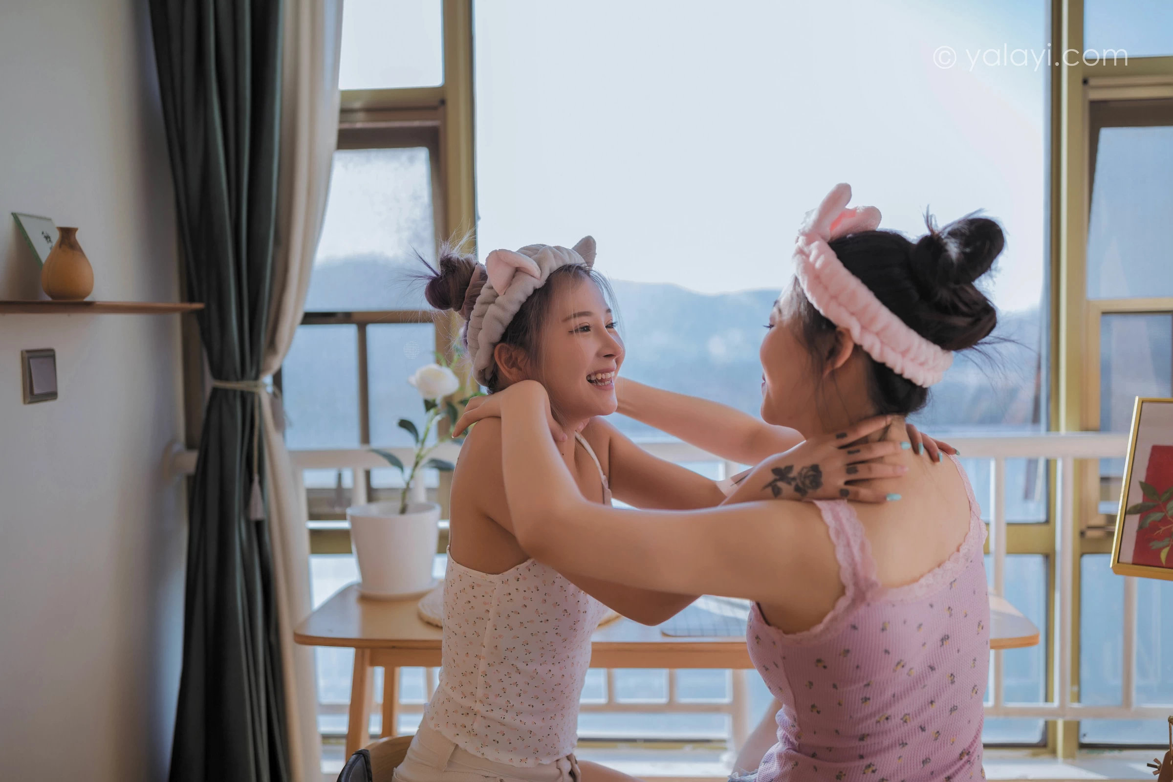 [YALAYI雅拉伊]NO.728 《另一个我》 左木 梦涵 性感小背心加短裤居家私房写真集第10张