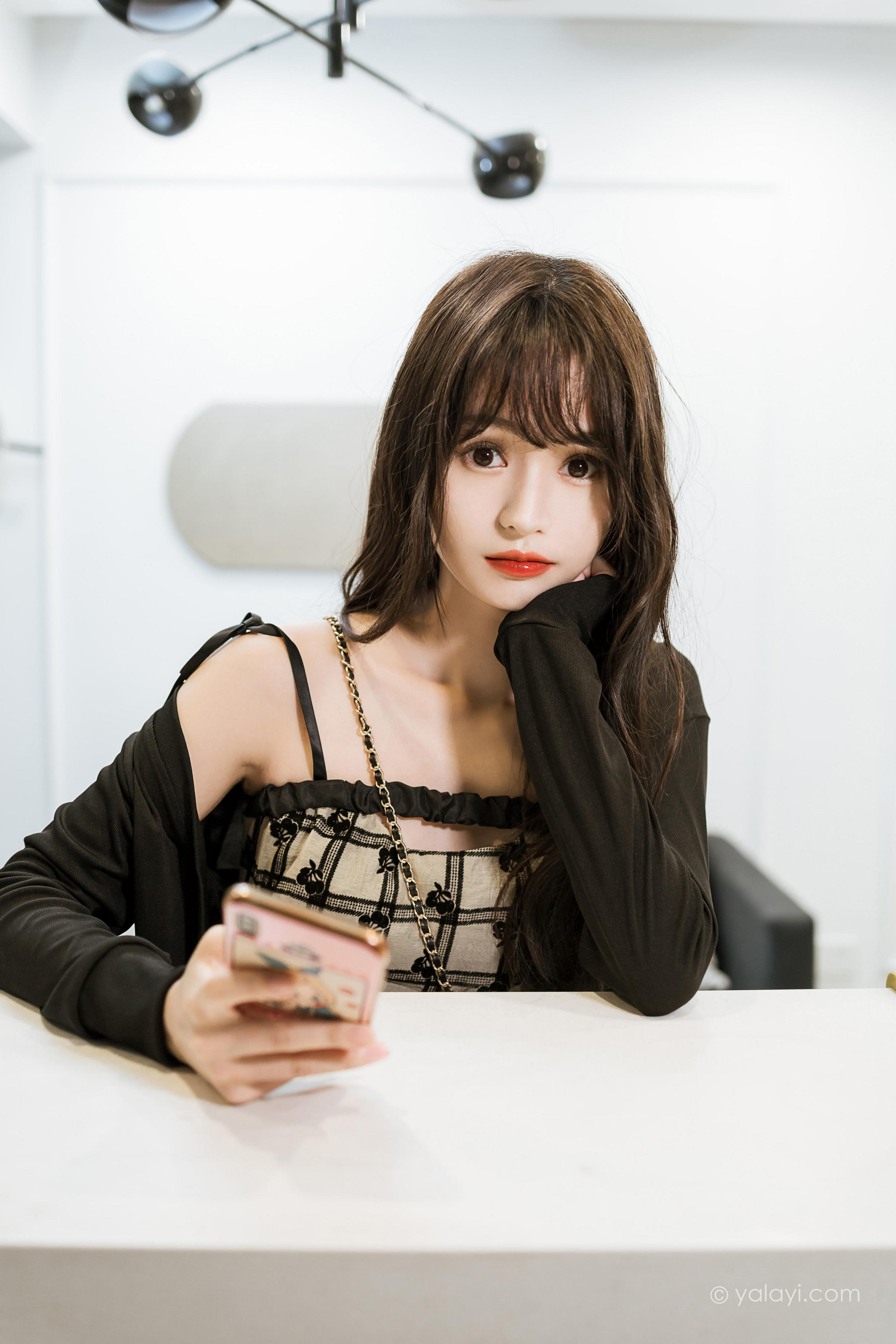 [YALAYI雅拉伊]2022.09.05 温柔的夜 小亭 黑色小外套加白色格子连衣裙居家清纯写真集第9张