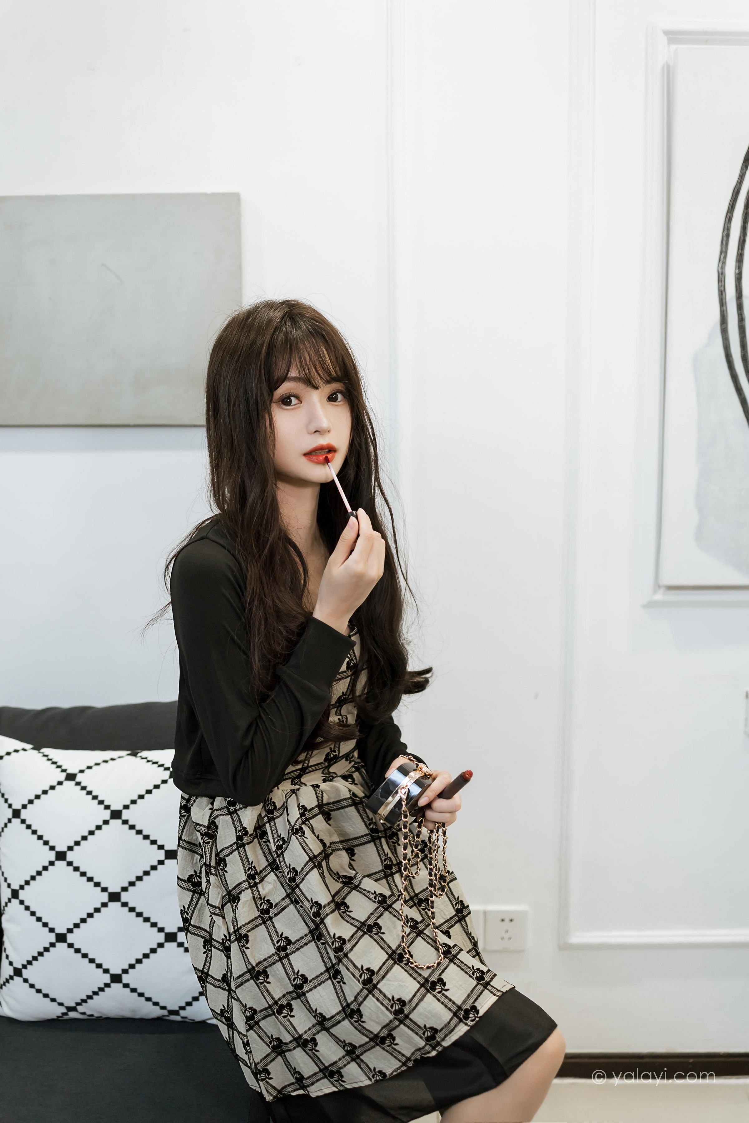 [YALAYI雅拉伊]2022.09.05 温柔的夜 小亭 黑色小外套加白色格子连衣裙居家清纯写真集第1张