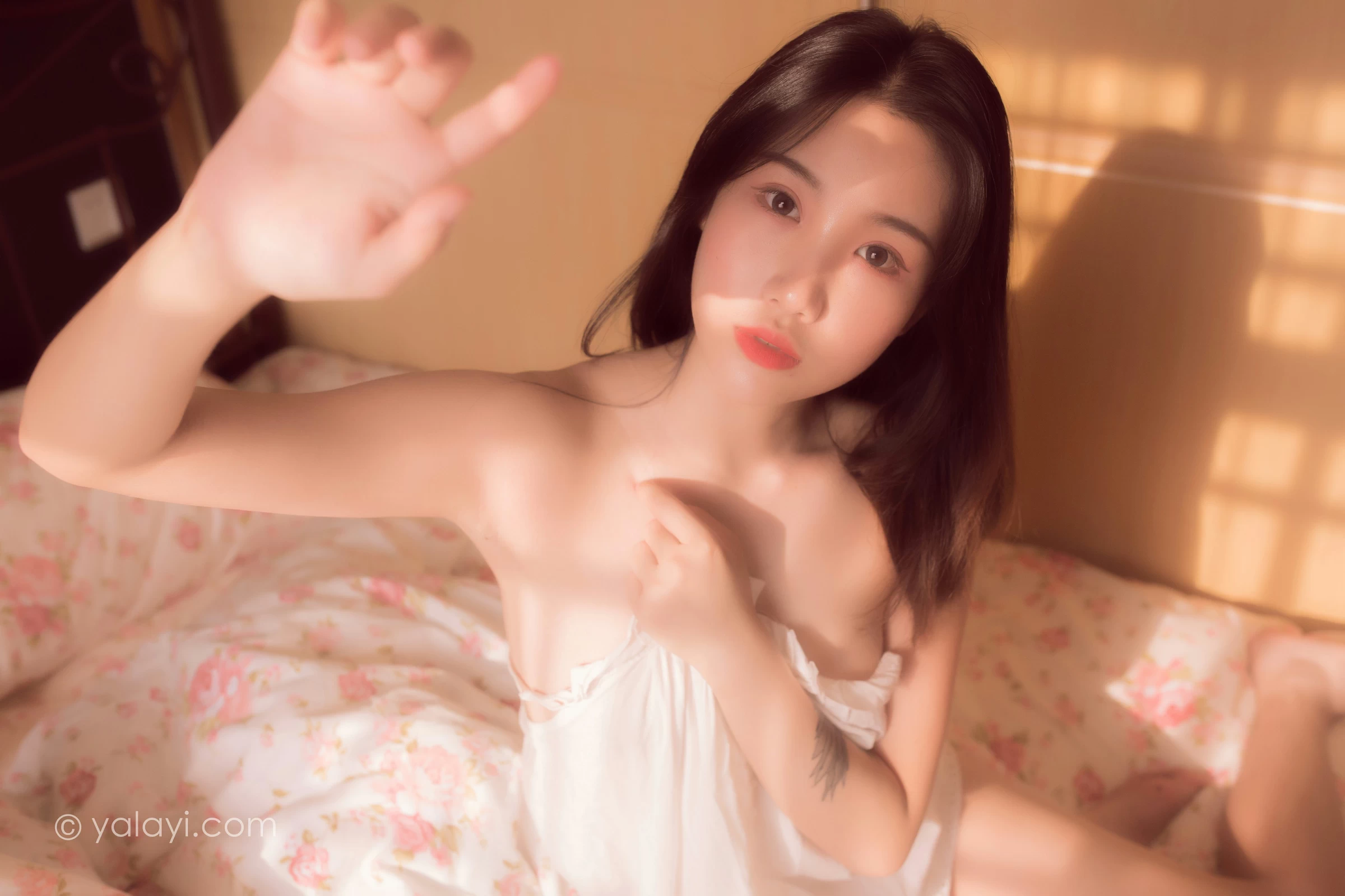 [YALAYI雅拉伊]NO.821 深情 籹籹仔 白色吊带睡衣居家性感私房写真集第7张