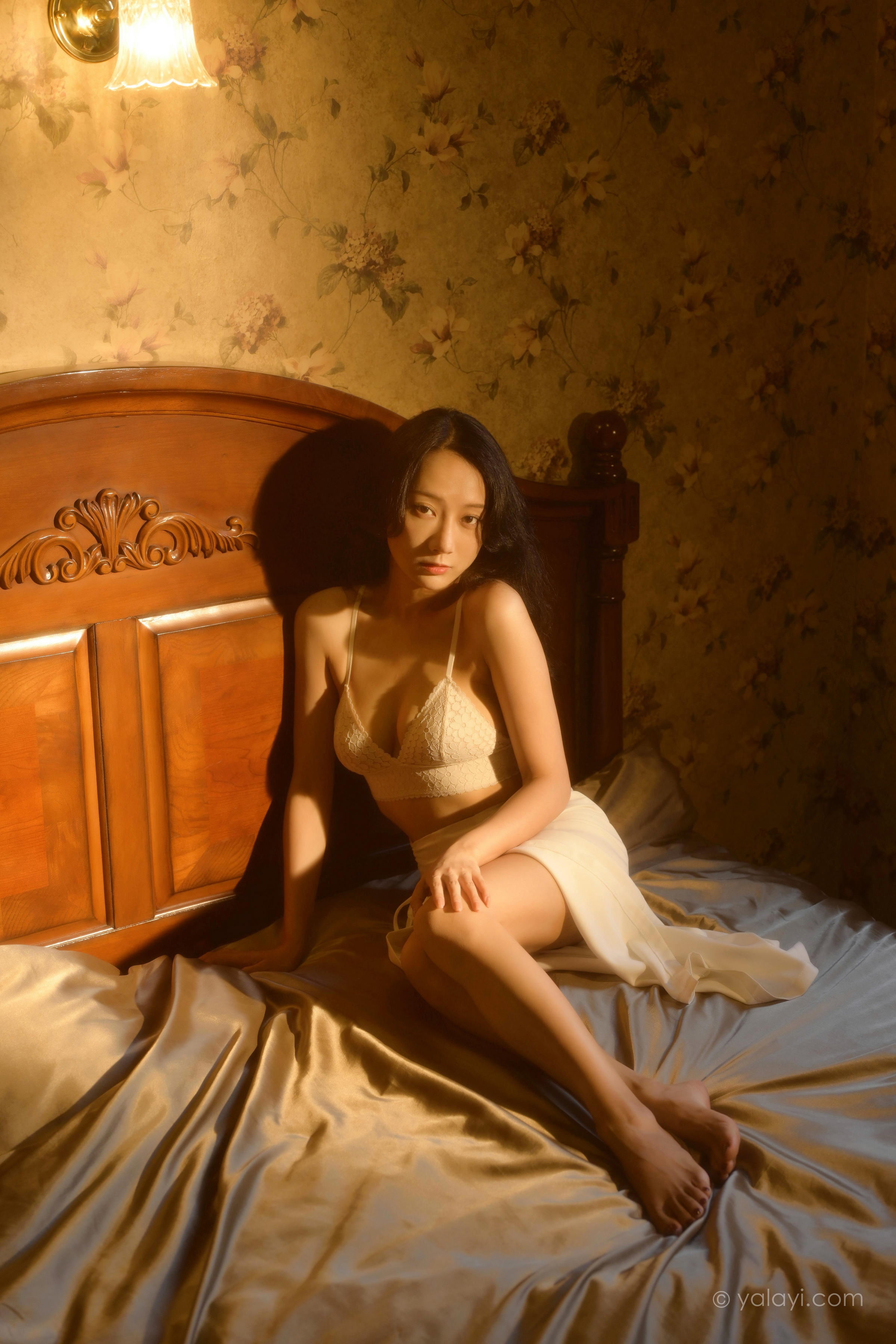 [YALAYI雅拉伊]2022.10.12 她是谁 何嘉颖 白色蕾丝内衣加开叉长裙居家性感私房写真集第1张