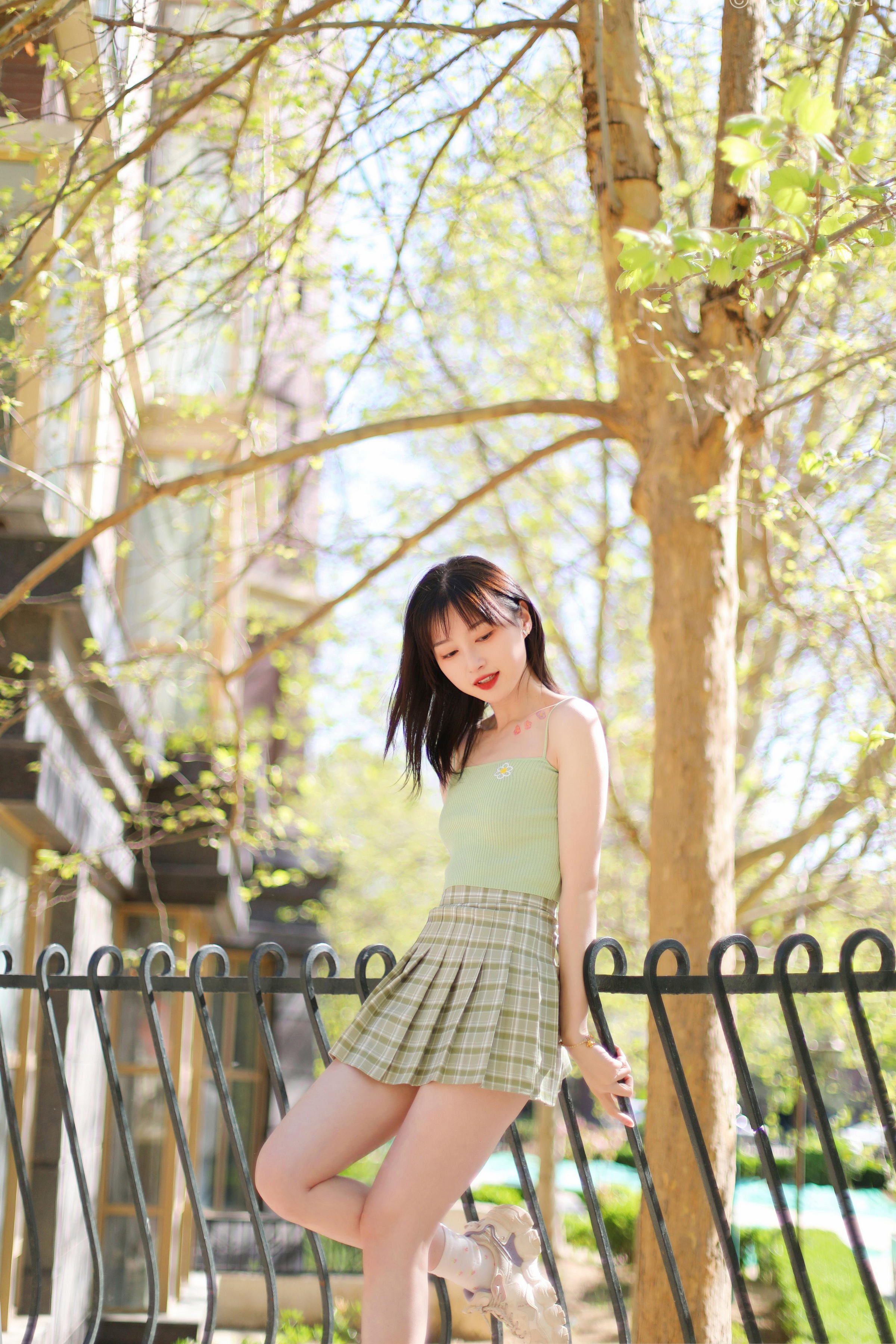 [YALAYI雅拉伊]2022.04.23 春柔 京京 性感小背心加格子短裙清纯写真集第7张