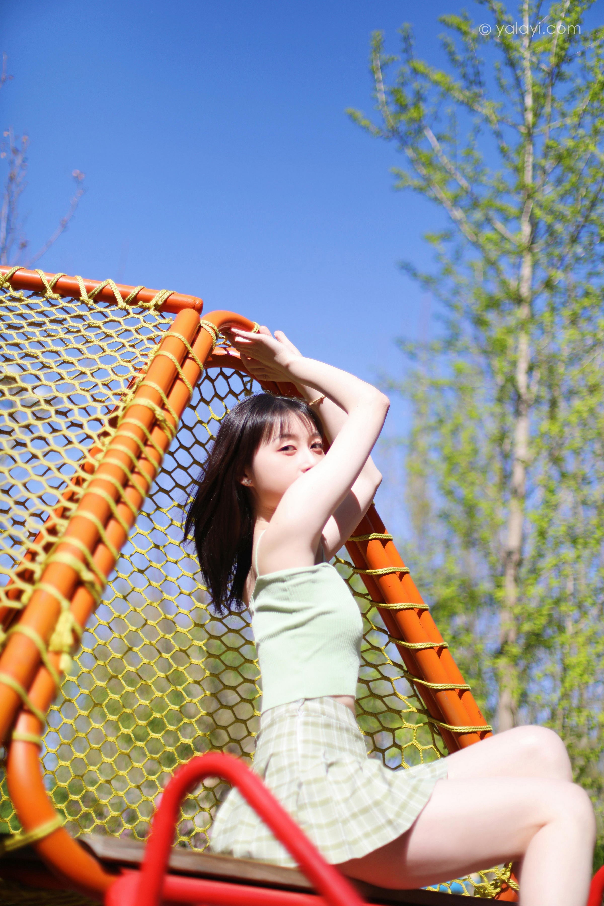 [YALAYI雅拉伊]2022.04.23 春柔 京京 性感小背心加格子短裙清纯写真集第2张